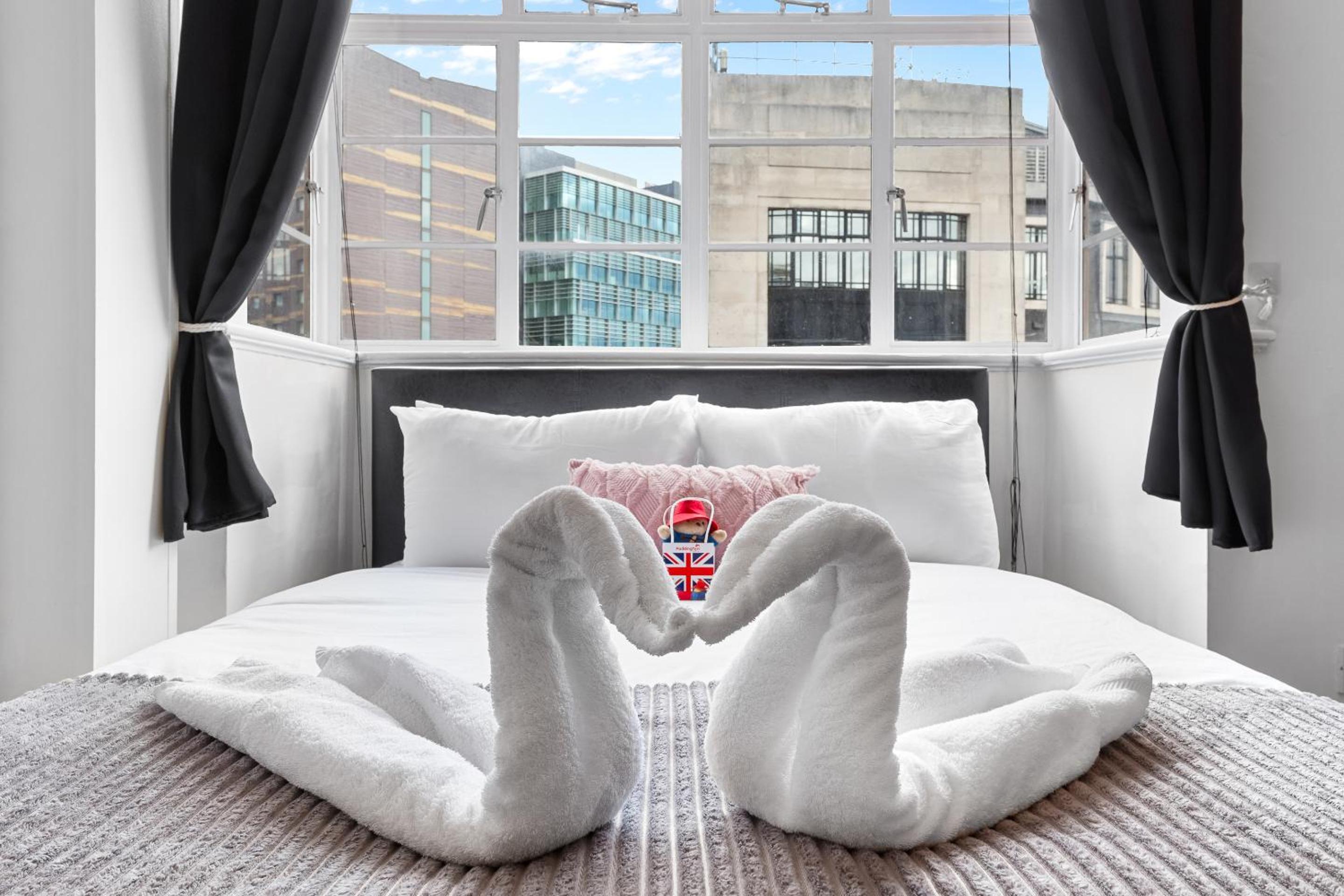 Paddington Station Paradise for up to 4 Guests! Dream Apartment 2 mins walk from Station with extra double Sofa Bed!