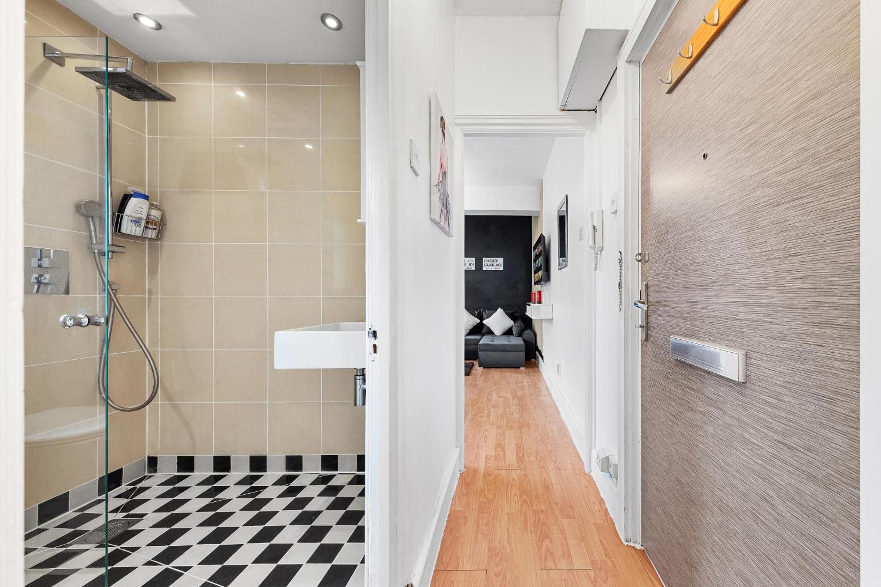 Paddington Station Paradise for up to 4 Guests! Dream Apartment 2 mins walk from Station with extra double Sofa Bed!