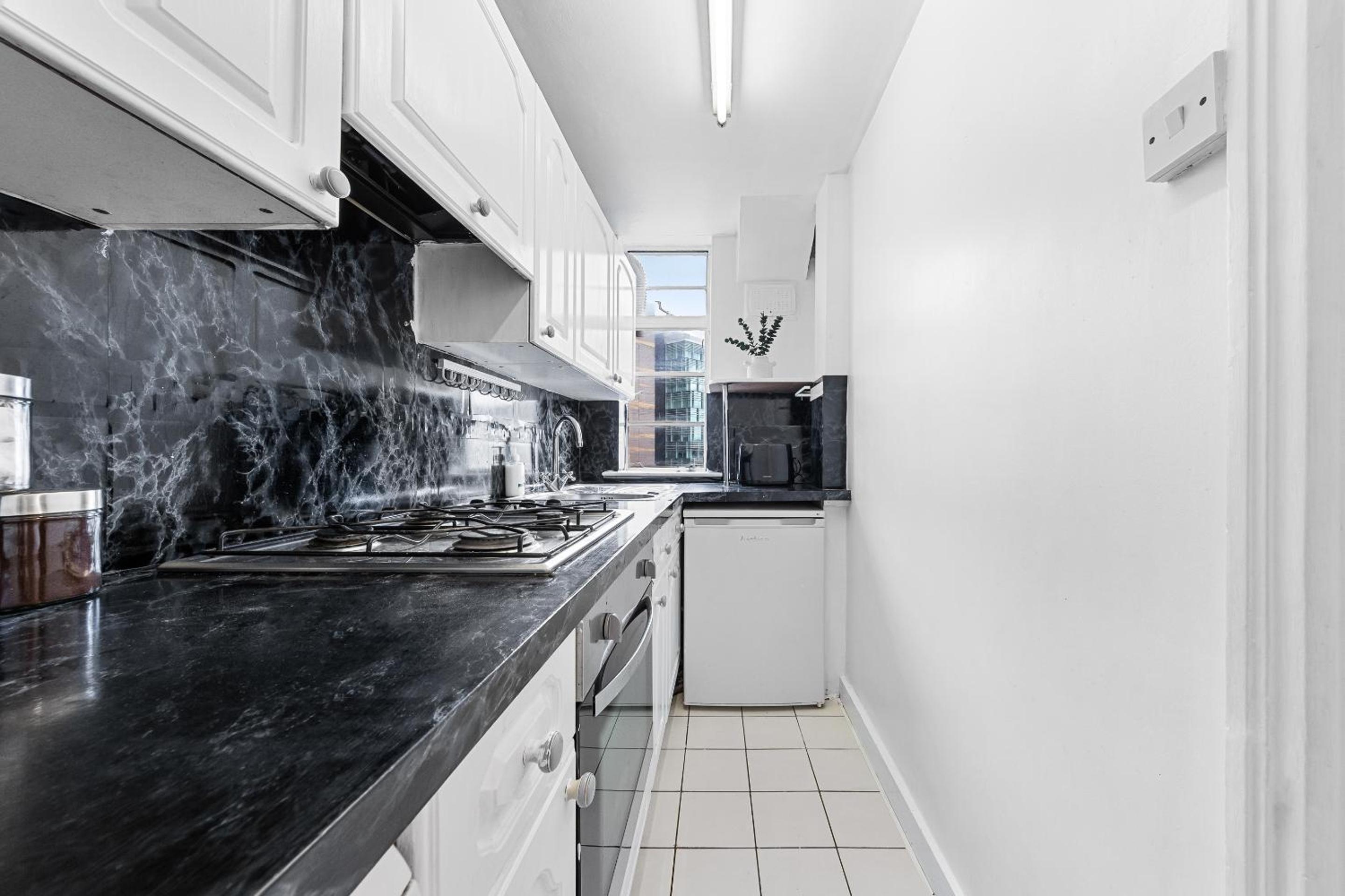 Paddington Station Paradise for up to 4 Guests! Dream Apartment 2 mins walk from Station with extra double Sofa Bed!