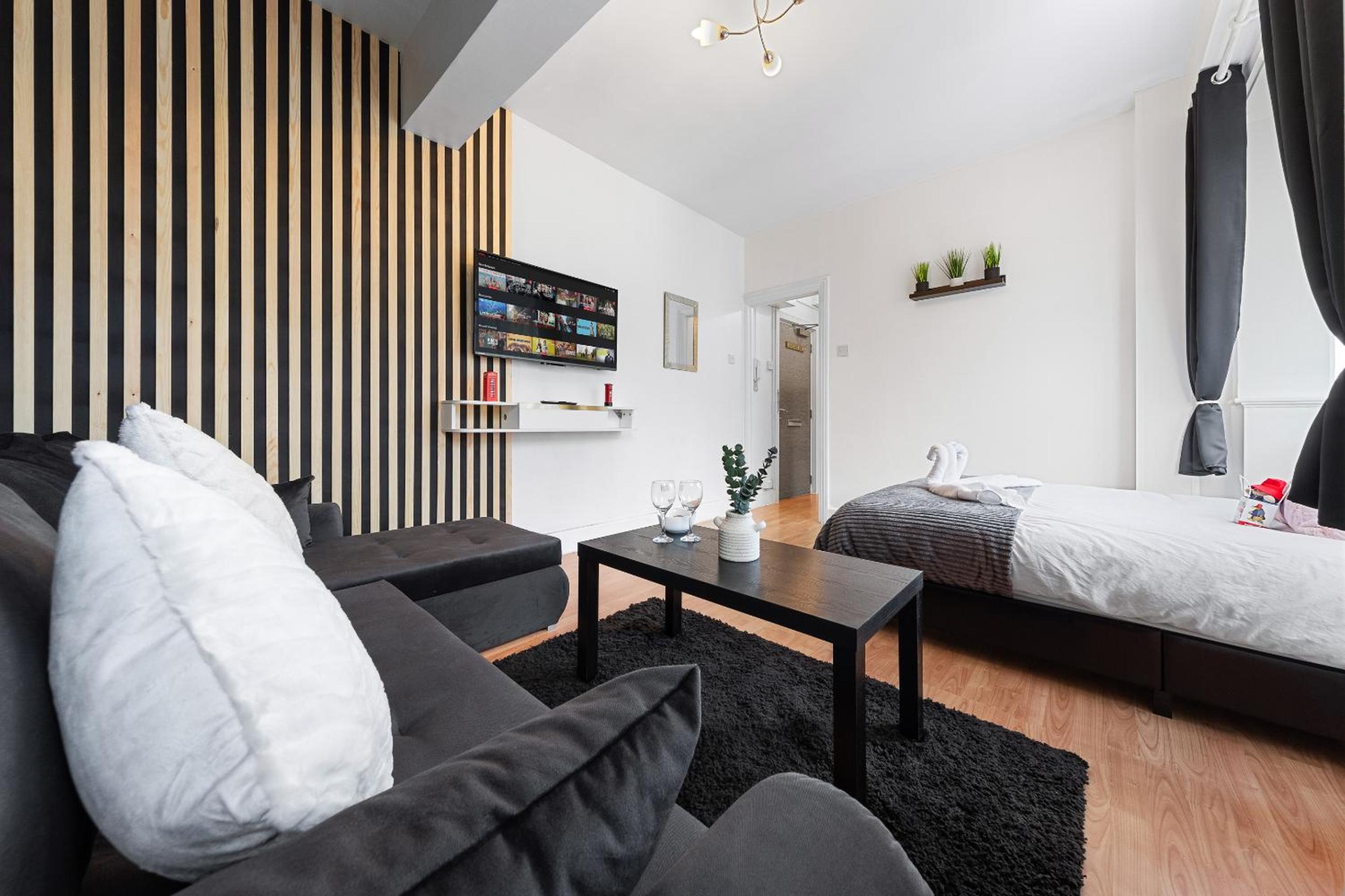 Paddington Station Paradise for up to 4 Guests! Dream Apartment 2 mins walk from Station with extra double Sofa Bed!