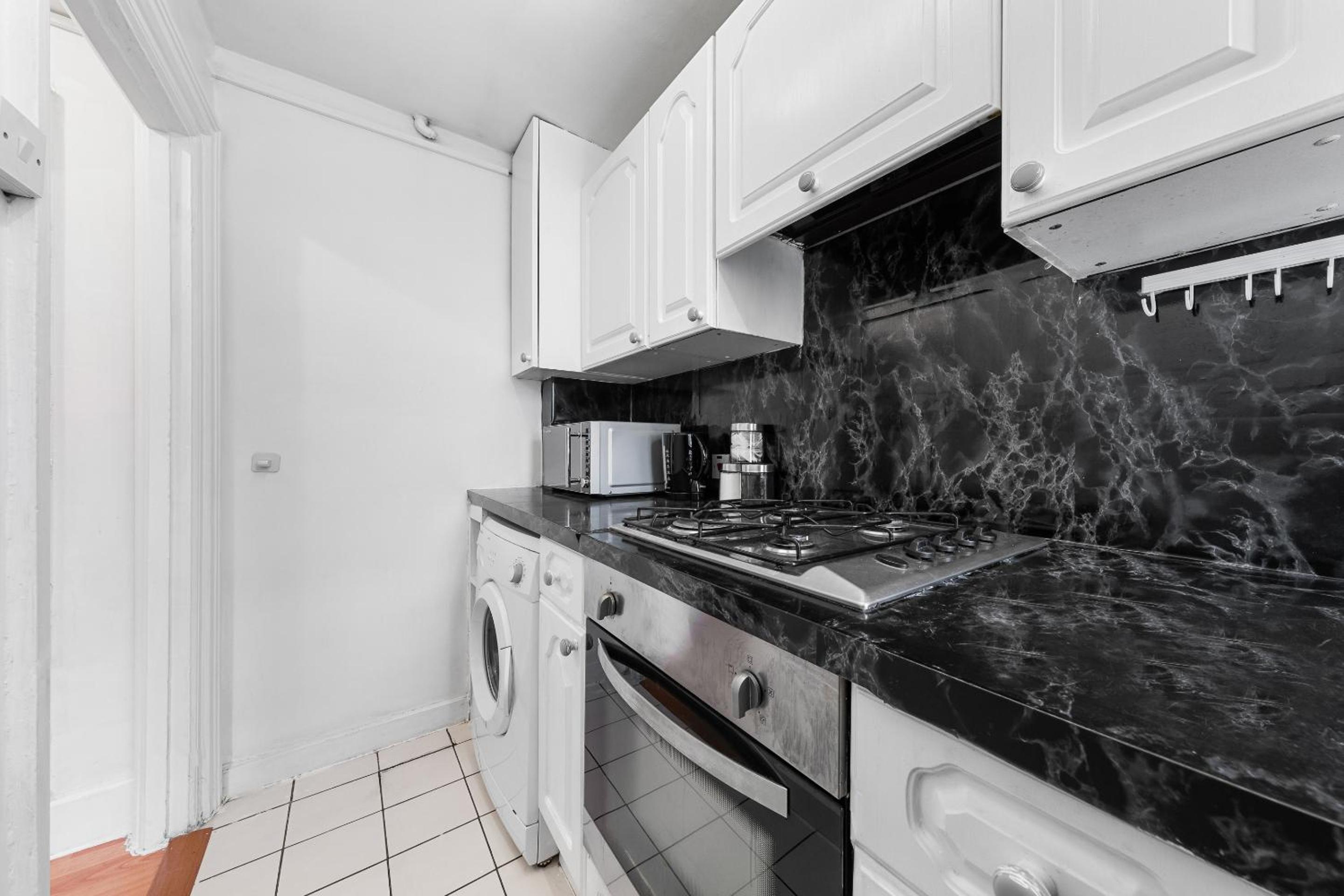 Paddington Station Paradise for up to 4 Guests! Dream Apartment 2 mins walk from Station with extra double Sofa Bed!