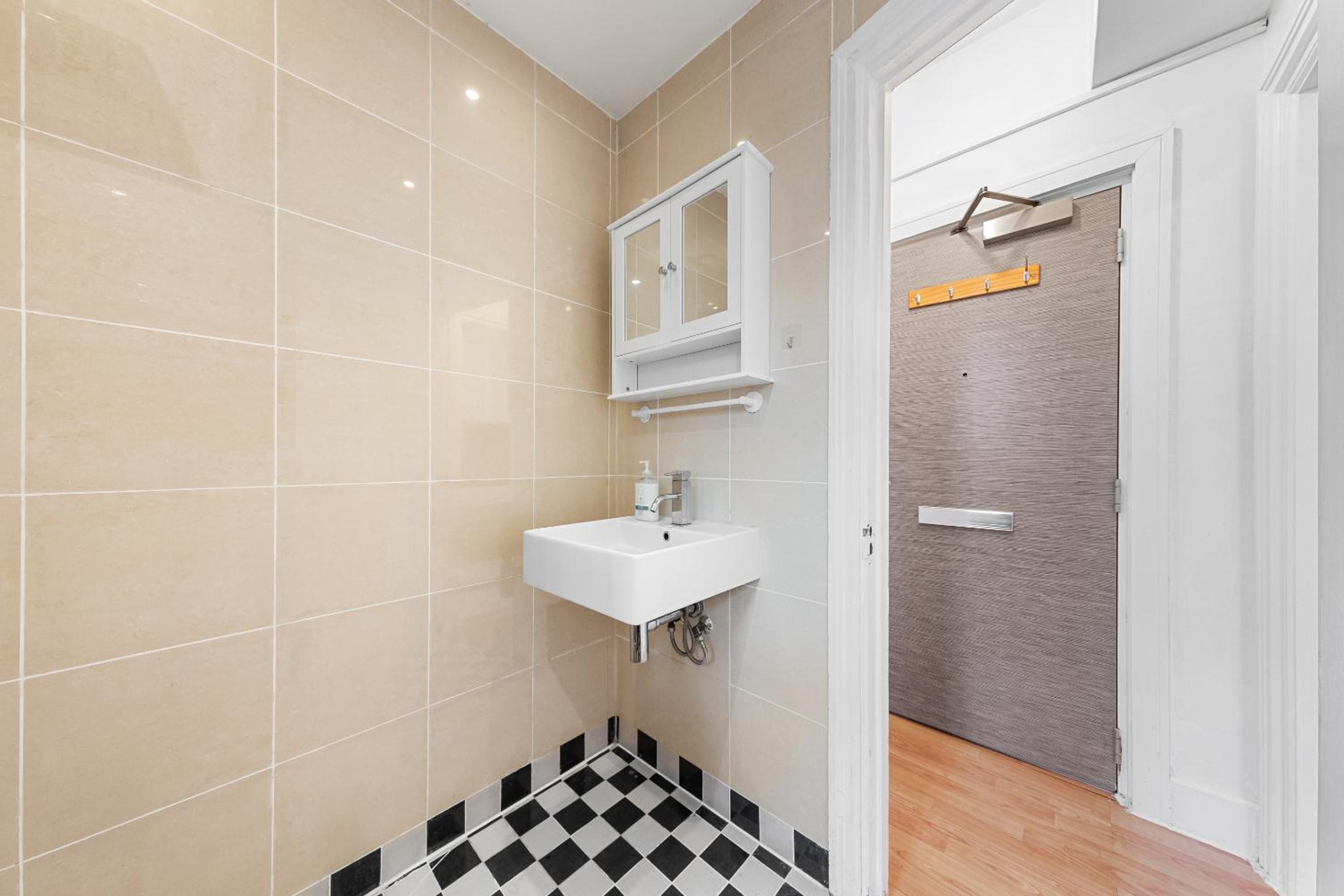 Paddington Station Paradise for up to 4 Guests! Dream Apartment 2 mins walk from Station with extra double Sofa Bed!