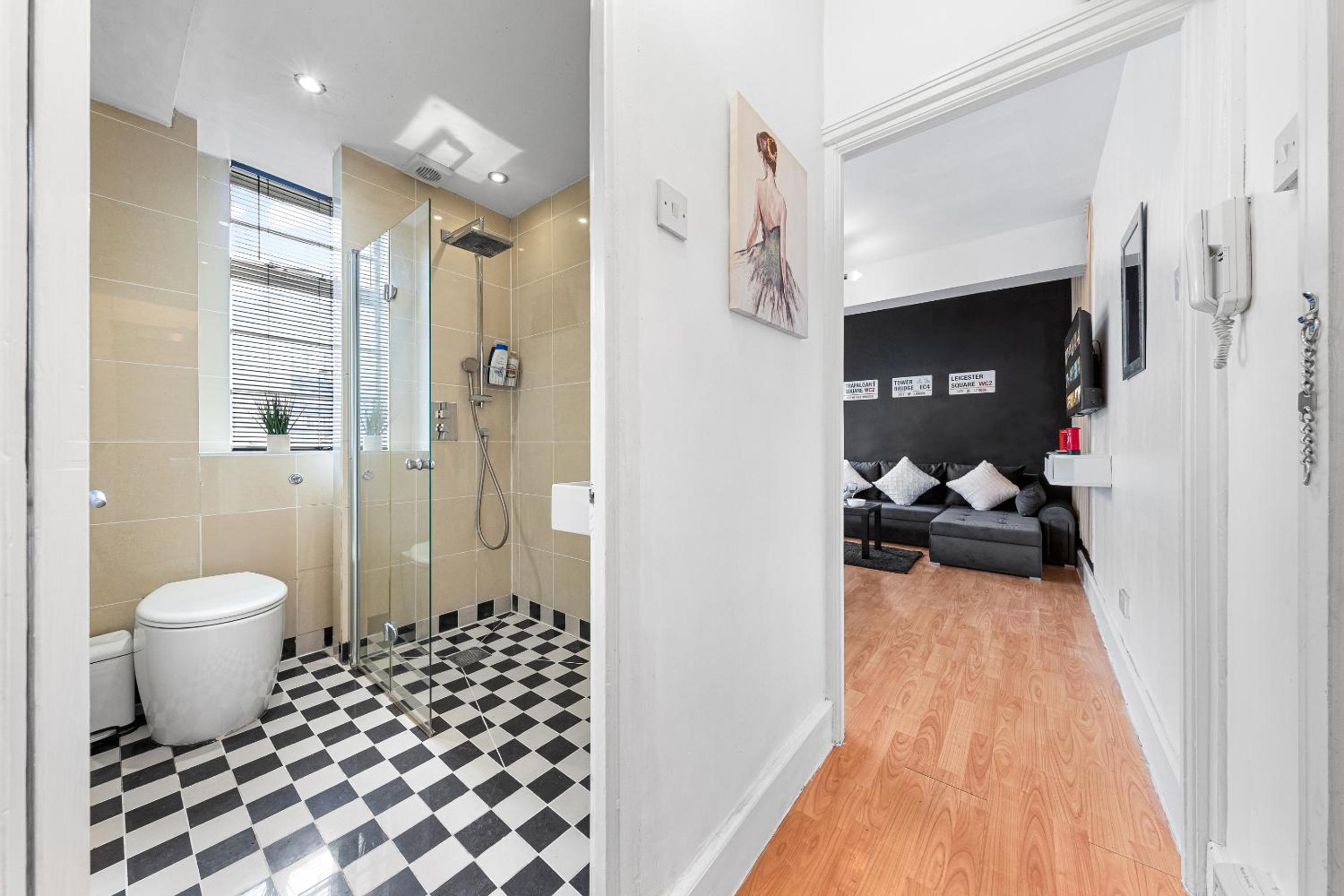 Paddington Station Paradise for up to 4 Guests! Dream Apartment 2 mins walk from Station with extra double Sofa Bed!