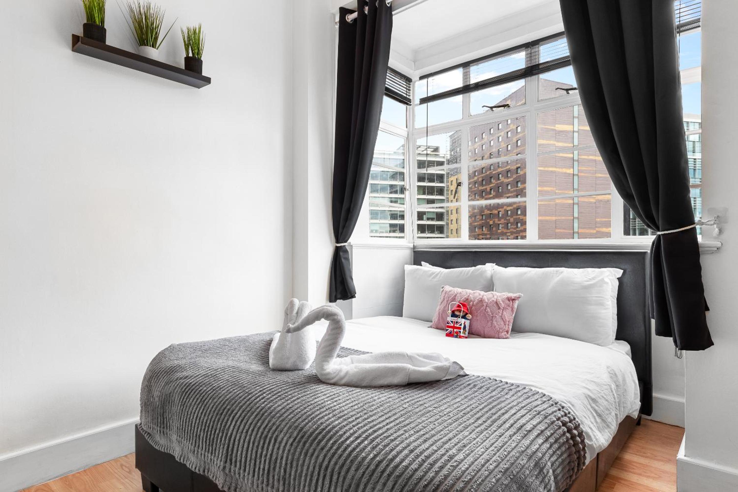 Paddington Station Paradise for up to 4 Guests! Dream Apartment 2 mins walk from Station with extra double Sofa Bed!