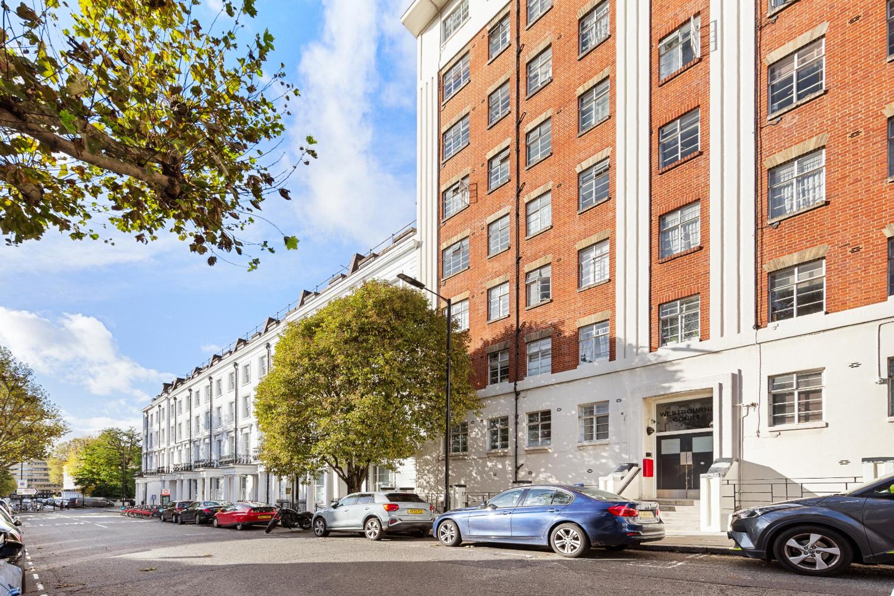 Paddington Station Paradise for up to 4 Guests! Dream Apartment 2 mins walk from Station with extra double Sofa Bed!