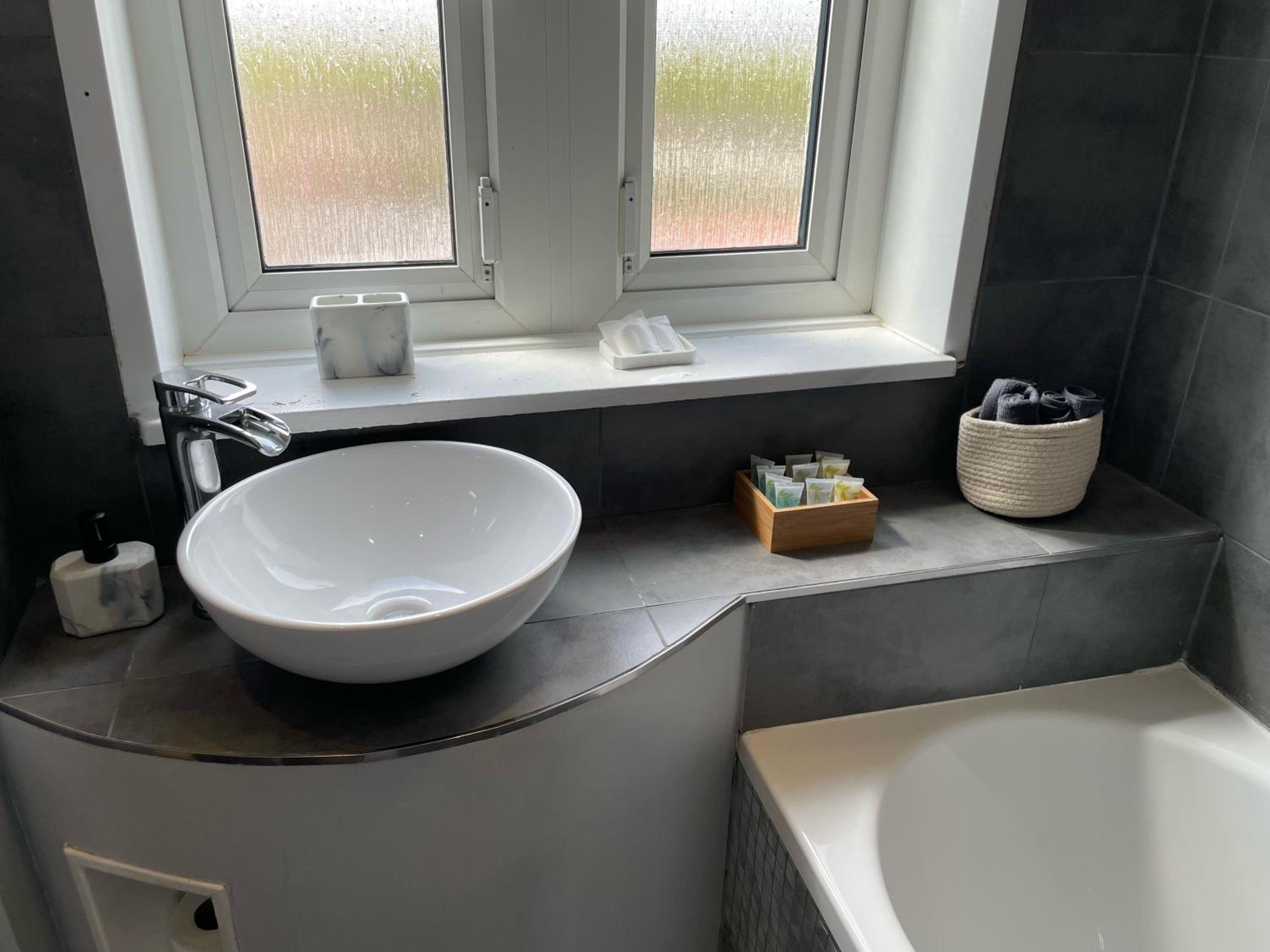 Top Floor 1 Bedroom Apartment with views over London