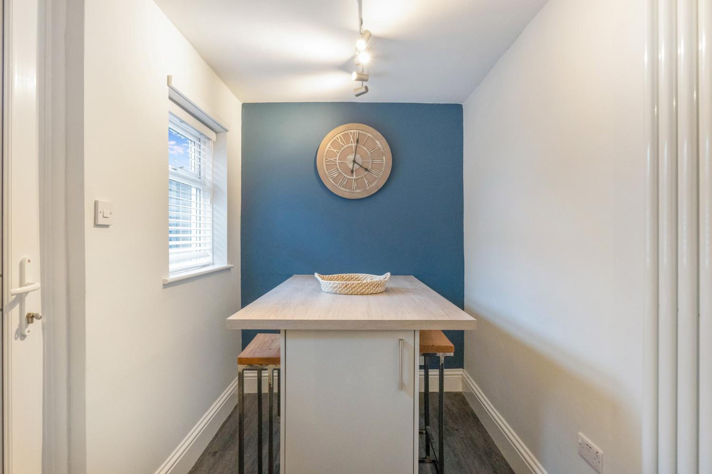 NEW! Stunning 2-Bed Home by Stay With Us, Ideal for Families, Sleeps 4! view 5