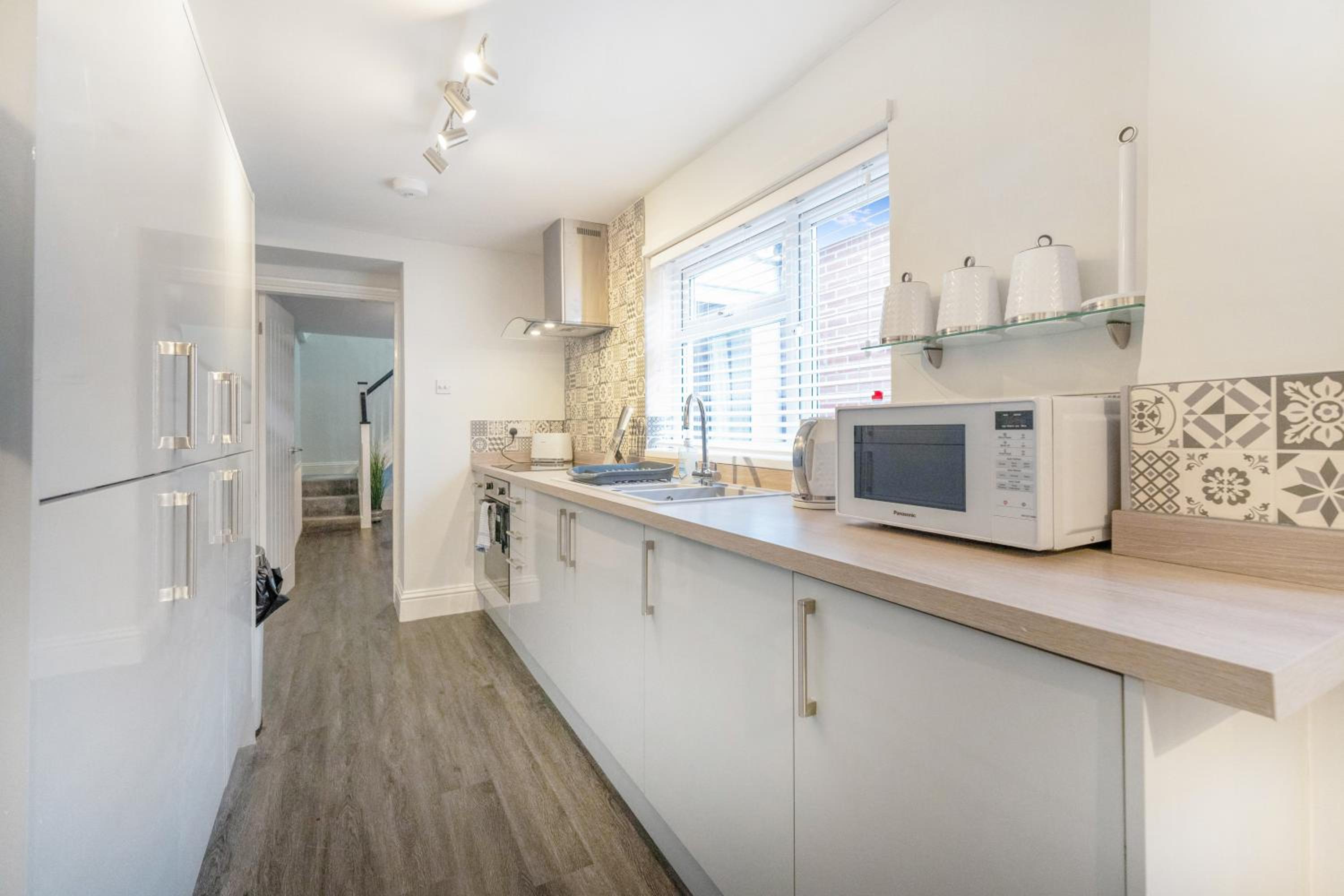 NEW! Stunning 2-Bed Home by Stay With Us, Ideal for Families, Sleeps 4! view 2