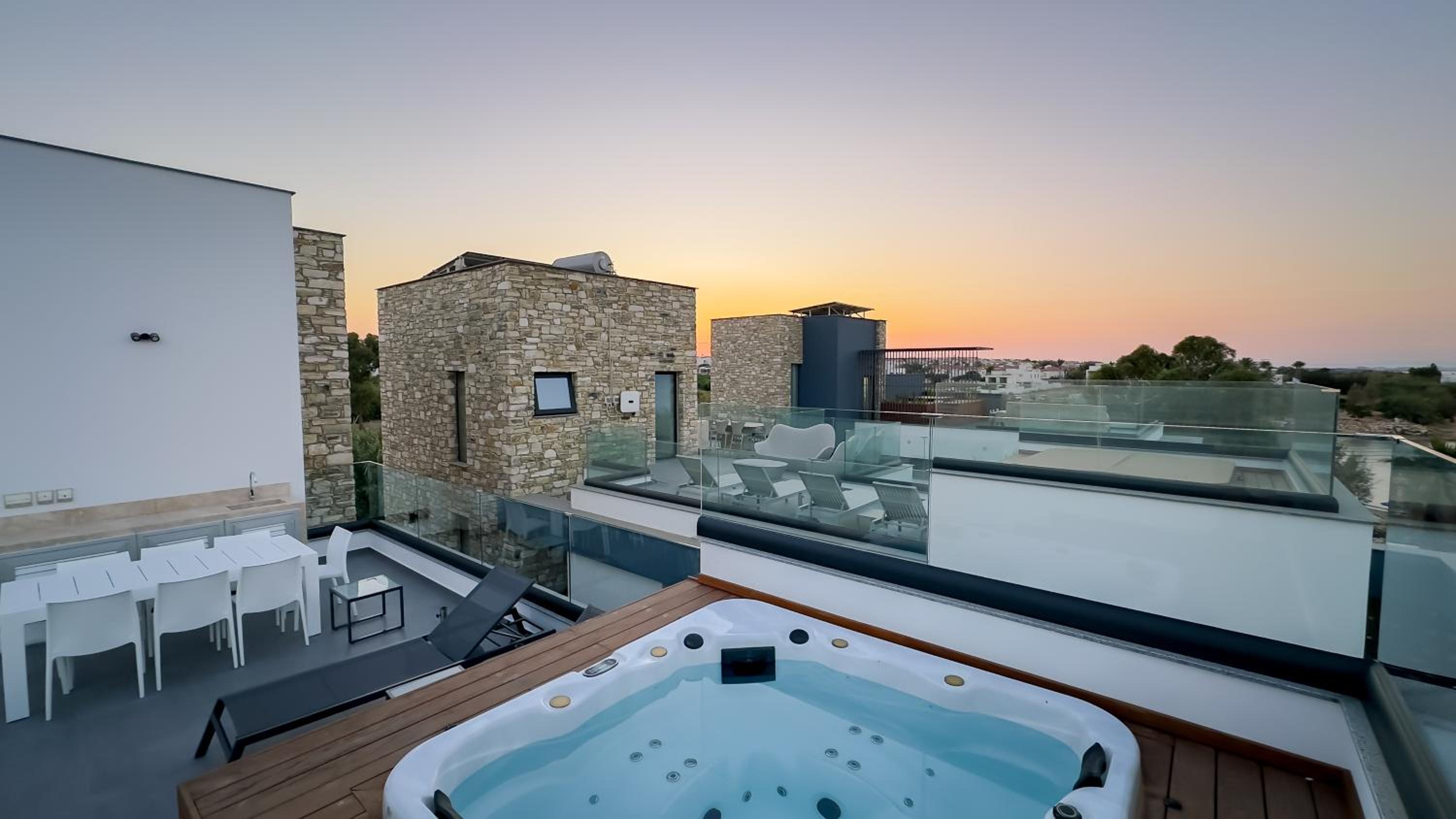 Luxury Beachfront Villa - Rooftop Jacuzzi, Sunrise