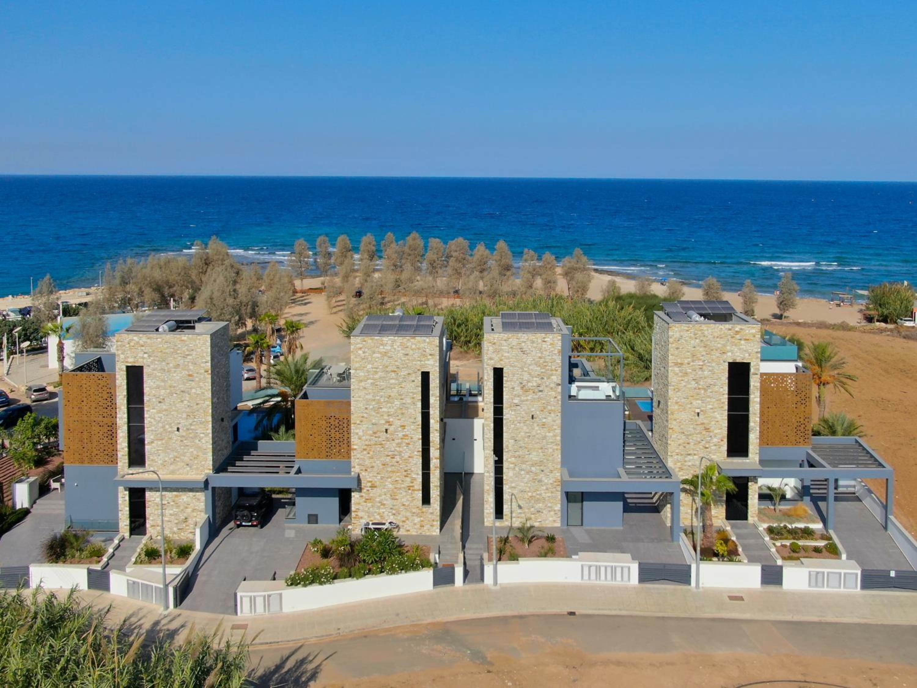 Luxury Beachfront Villa - Rooftop Jacuzzi, Sunrise