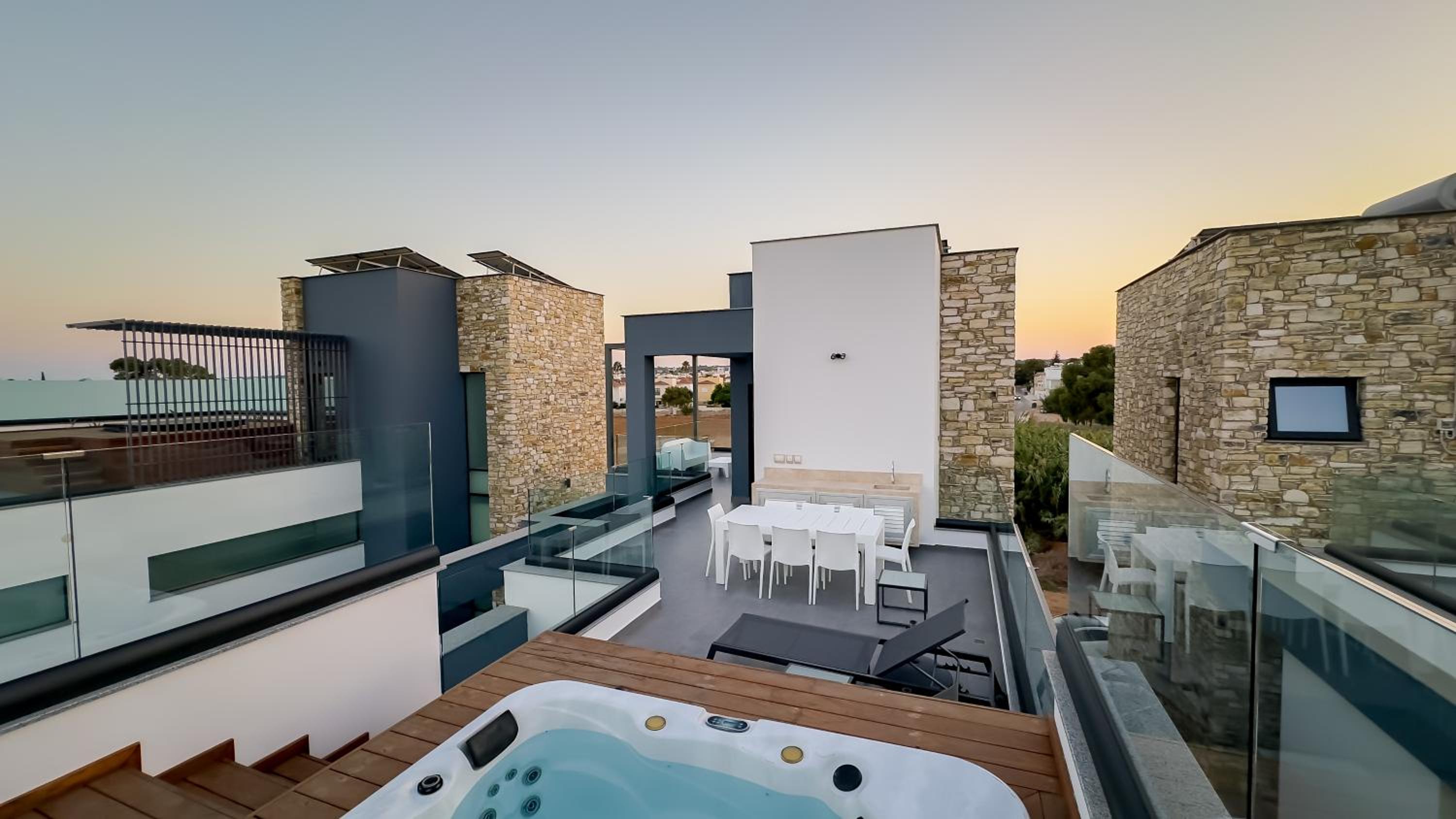 Luxury Beachfront Villa - Rooftop Jacuzzi, Sunrise