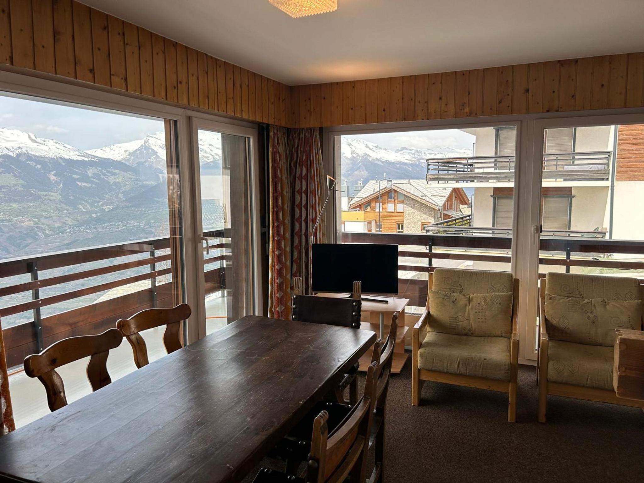 Diablerets SKI LIFT & MOUNTAIN apartments view 2