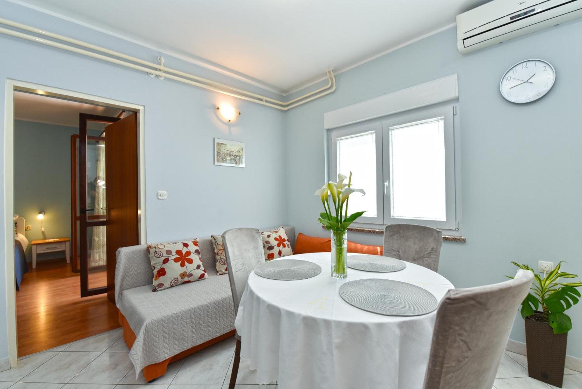 Apartments Nevina 1230