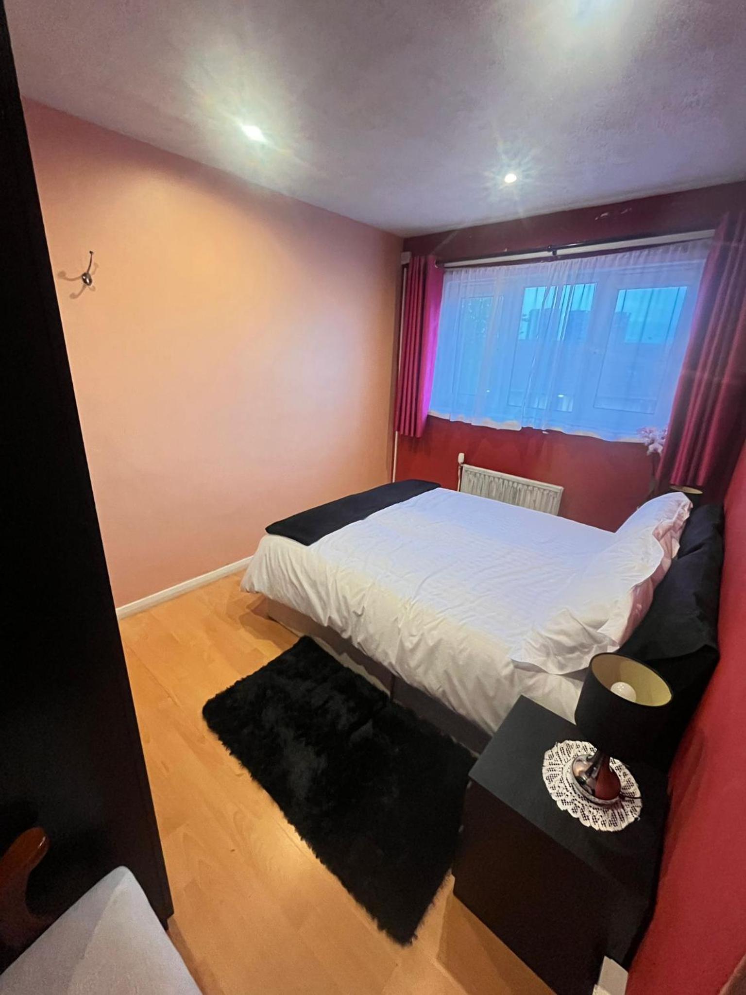 2 Bed-Sleeps5-Free Parking-10 min Walk underground