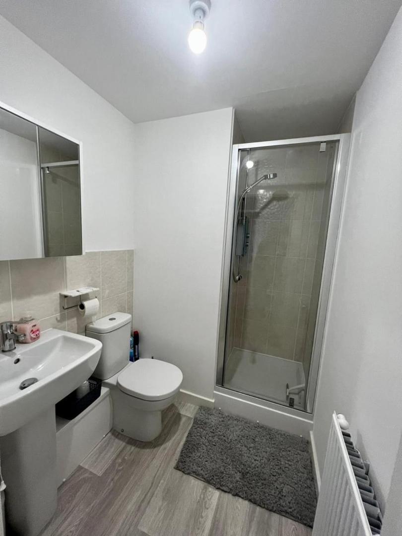 Two bedroom apartment in Barry-close to beach