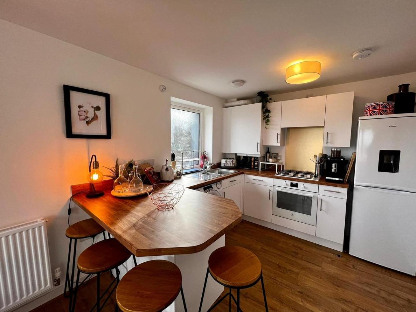 Two bedroom apartment in Barry-close to beach