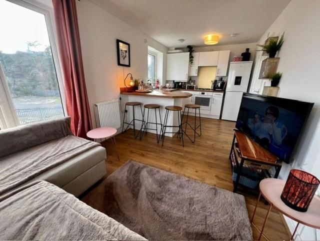 Two bedroom apartment in Barry-close to beach