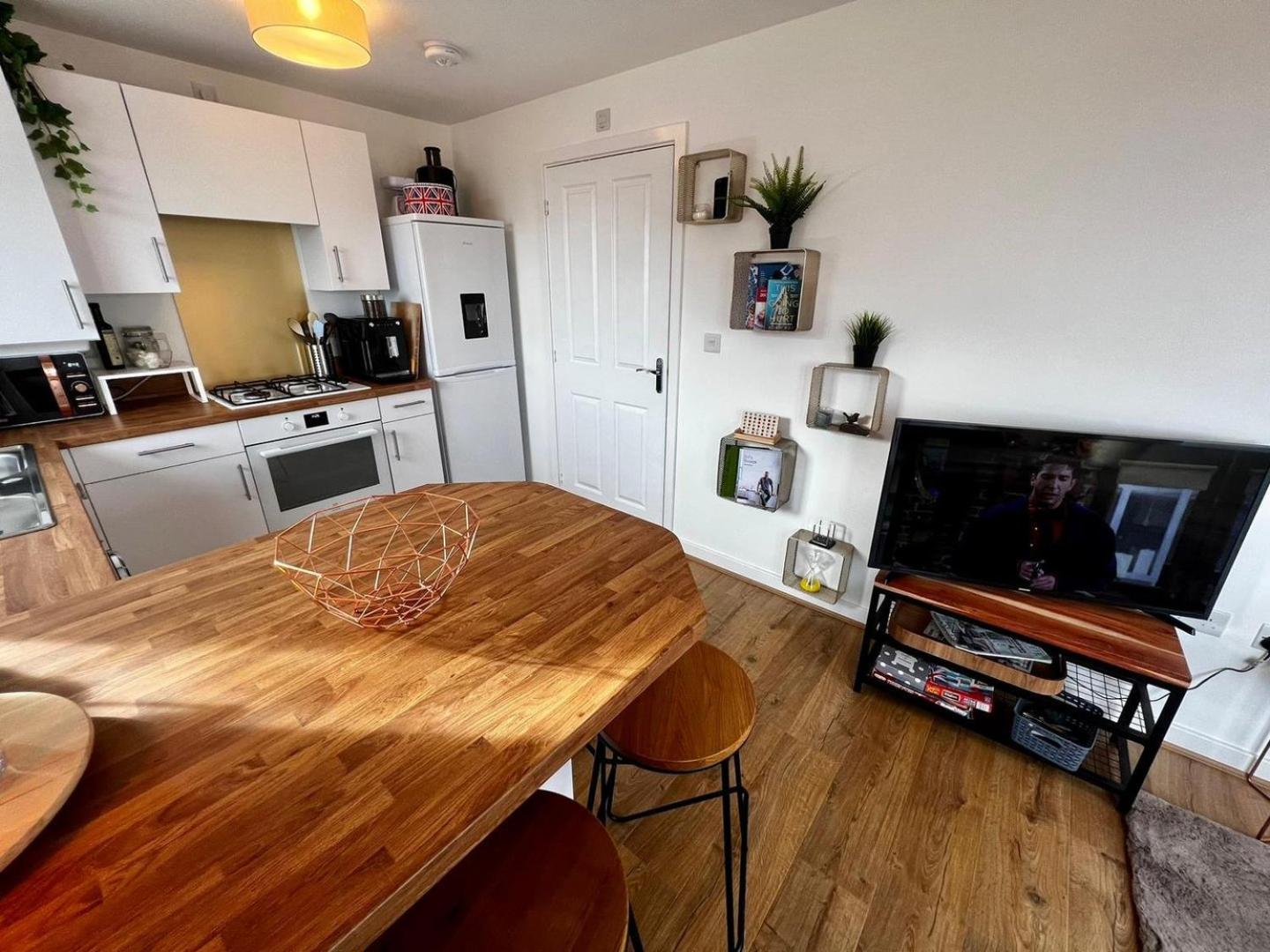 Two bedroom apartment in Barry-close to beach