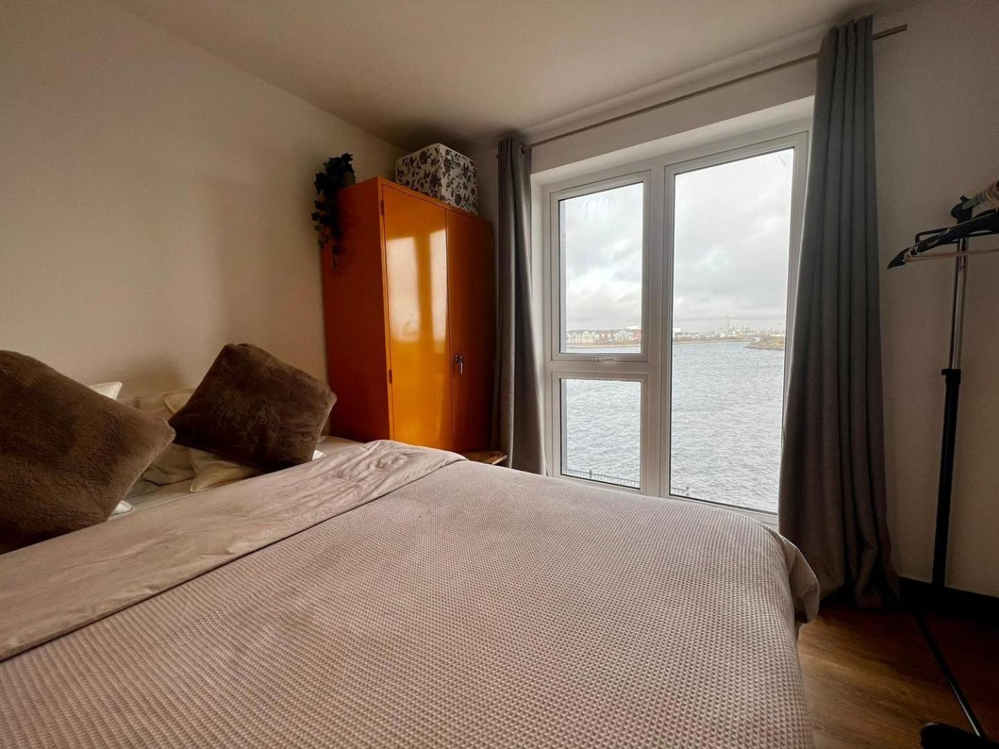 Two bedroom apartment in Barry-close to beach
