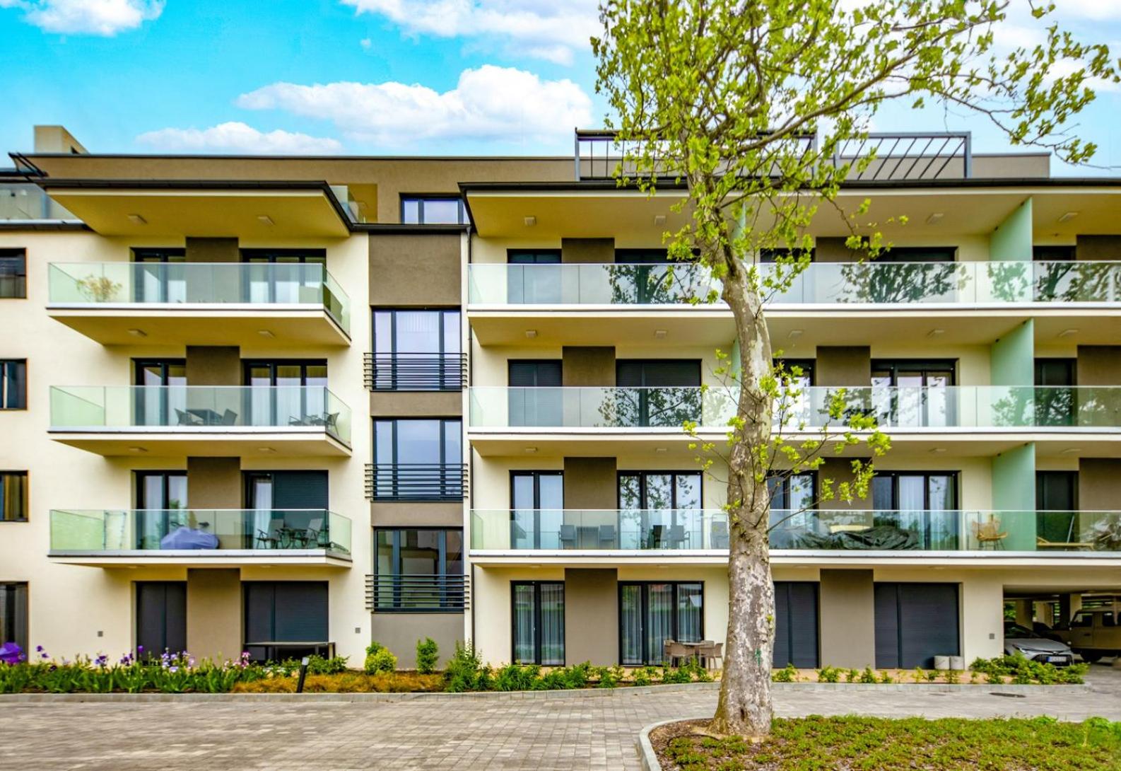 Platán Apartman by HelloBalatonlelle