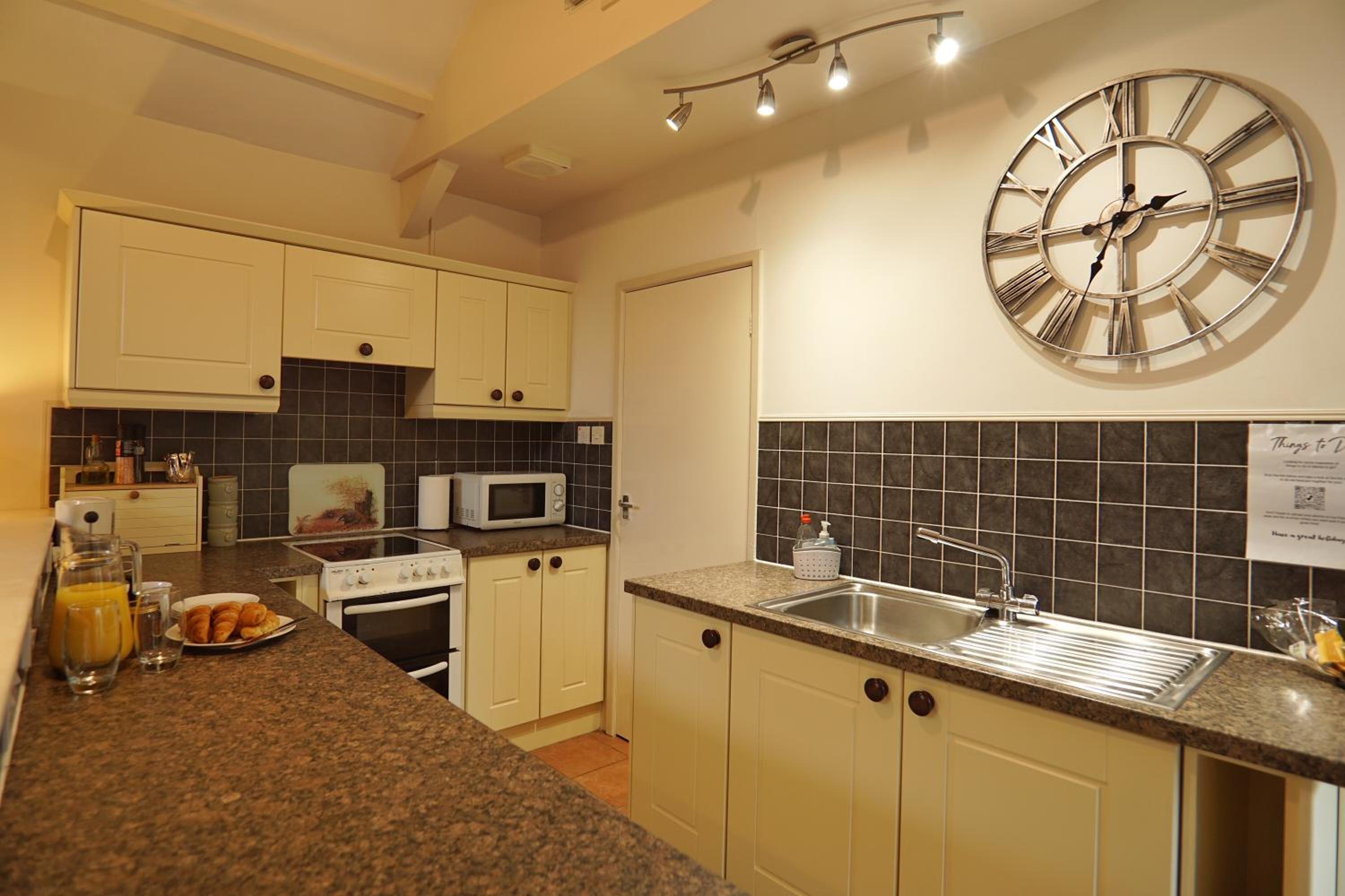 Oak Cottage Sleeps 5 with Hot Tub
