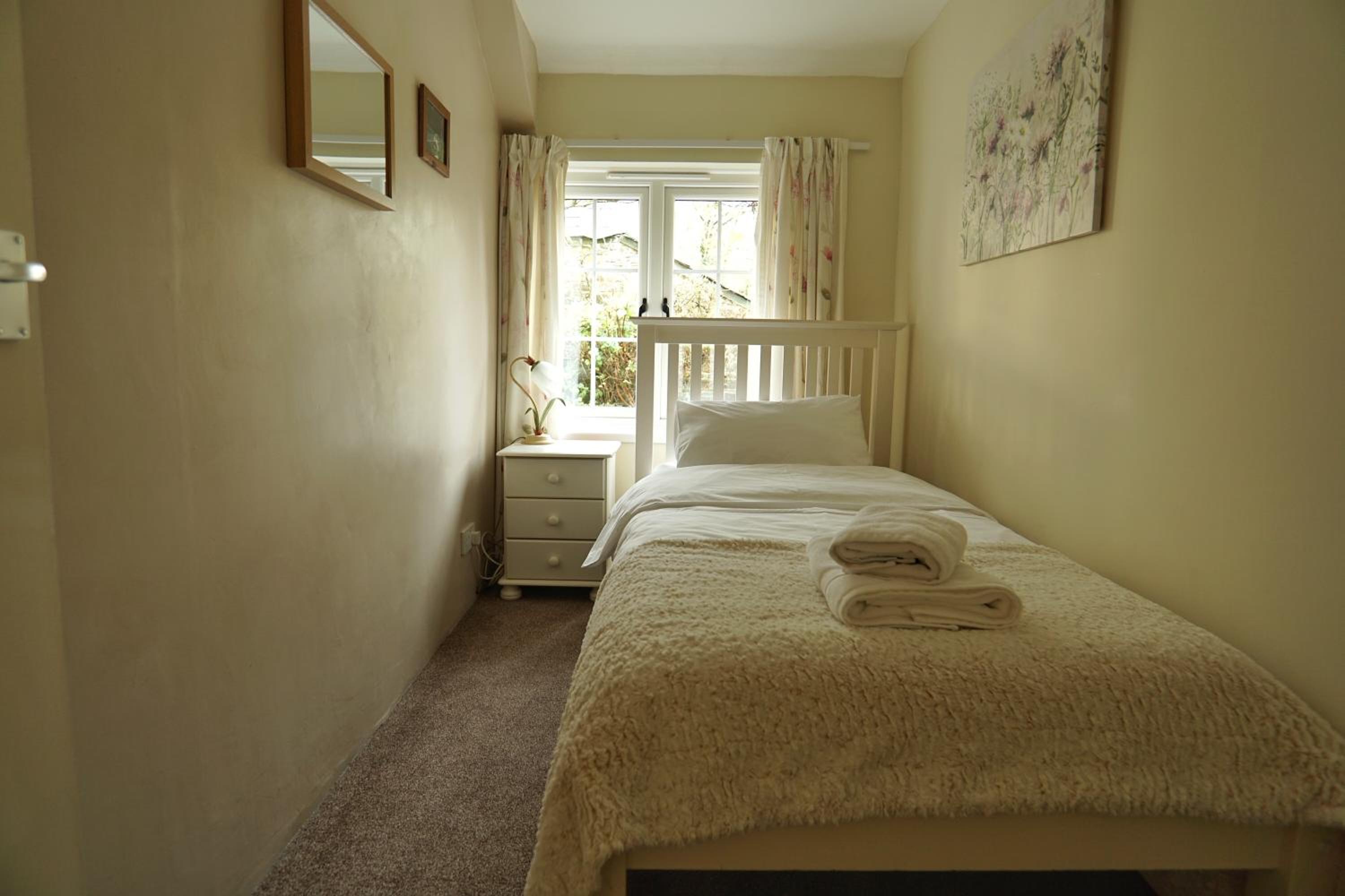 Oak Cottage Sleeps 5 with Hot Tub