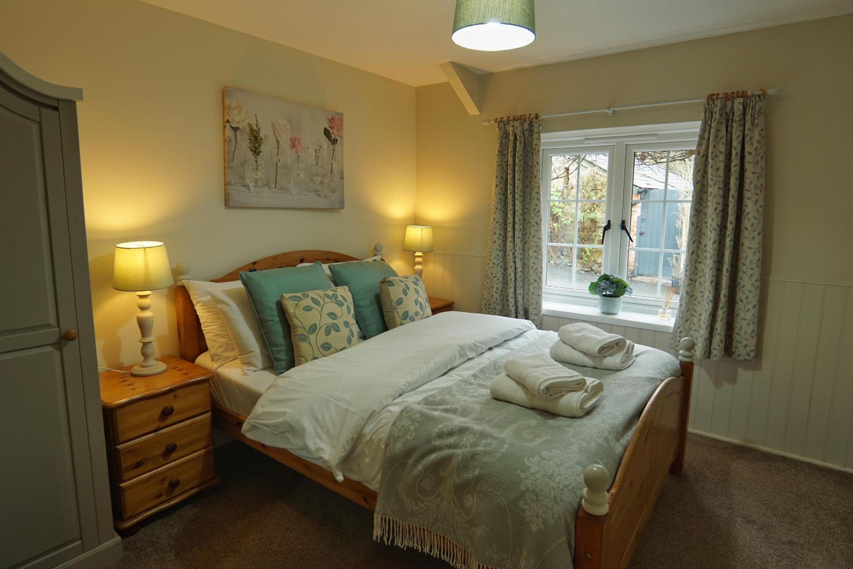 Oak Cottage Sleeps 5 with Hot Tub