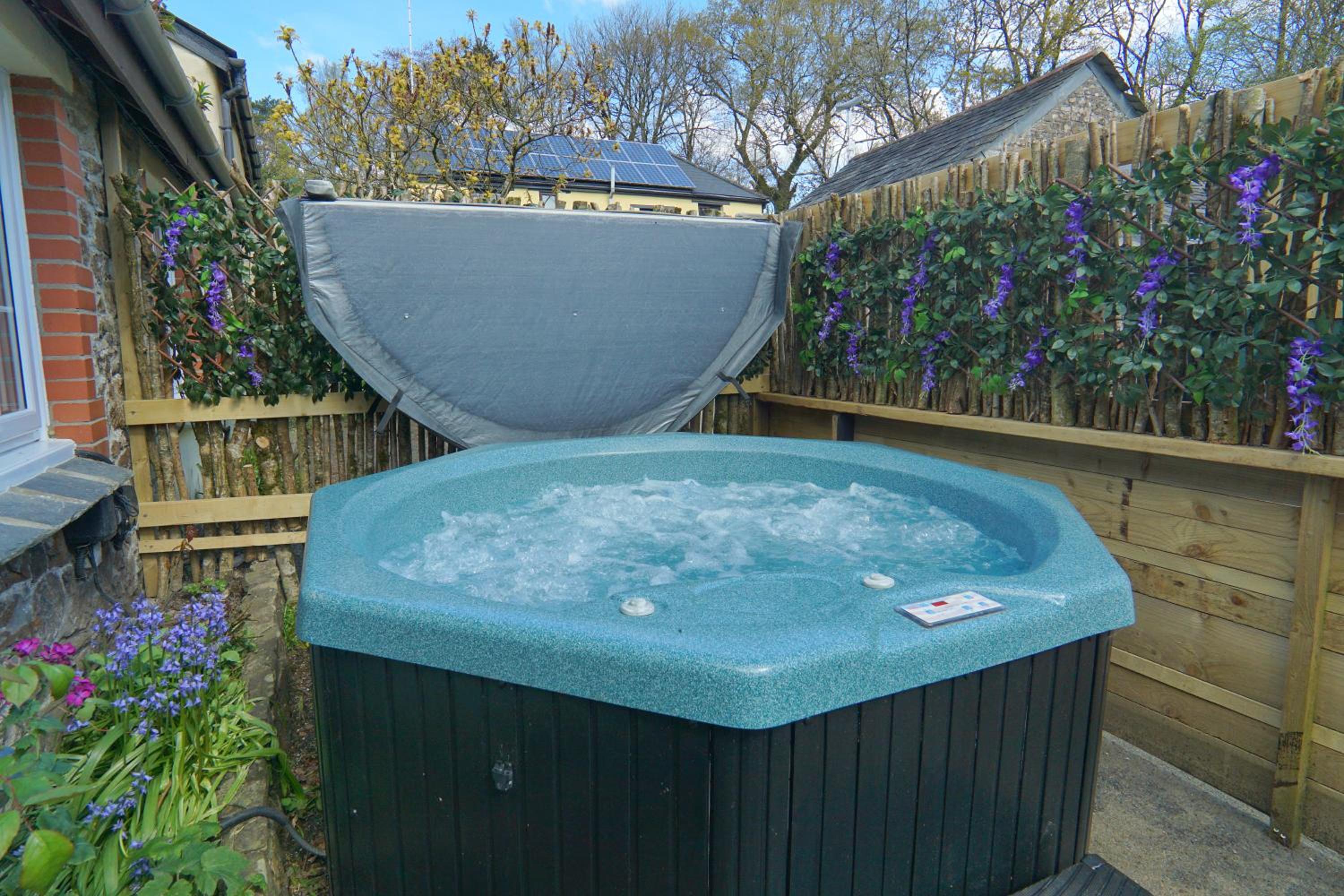 Oak Cottage Sleeps 5 with Hot Tub