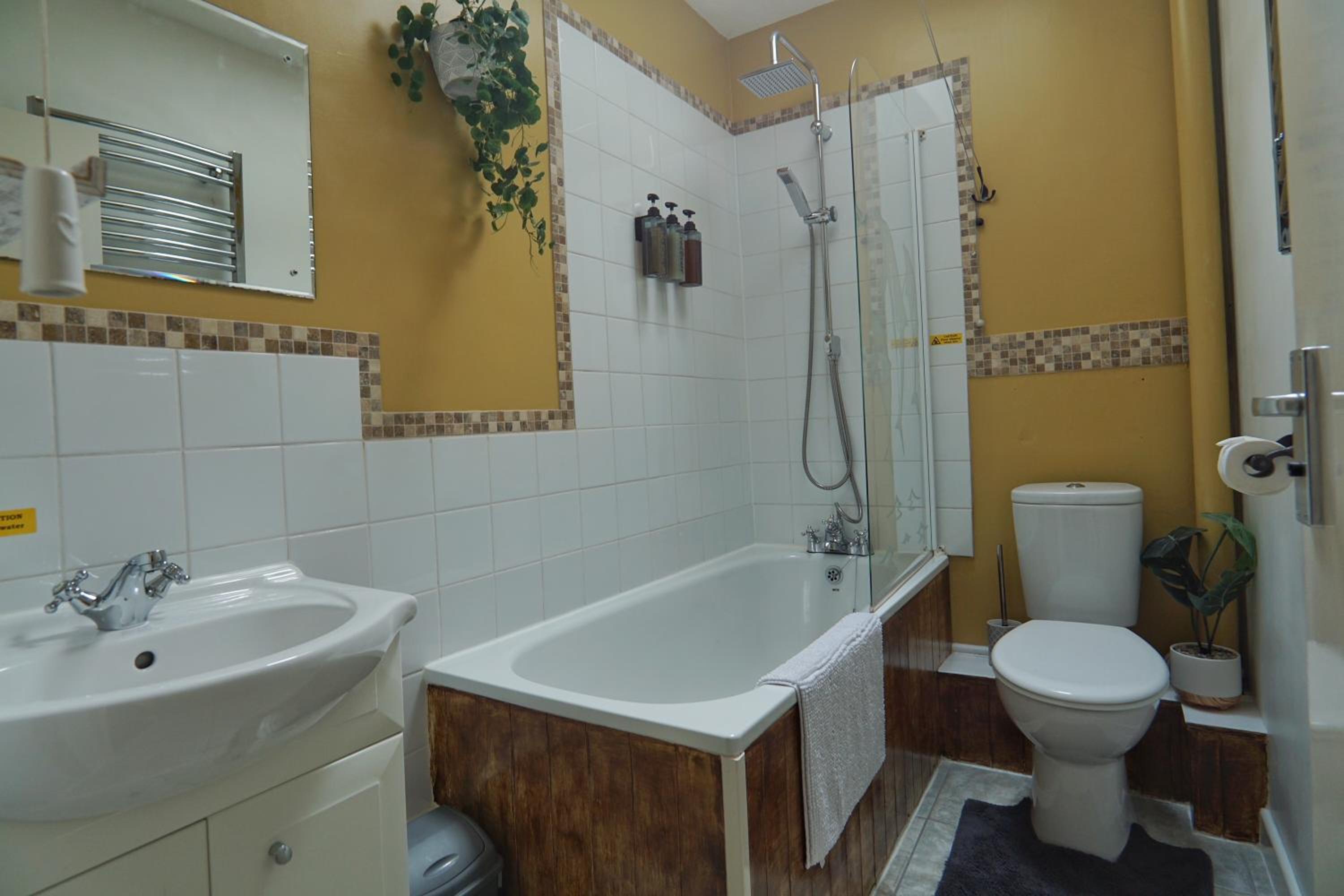 Oak Cottage Sleeps 5 with Hot Tub