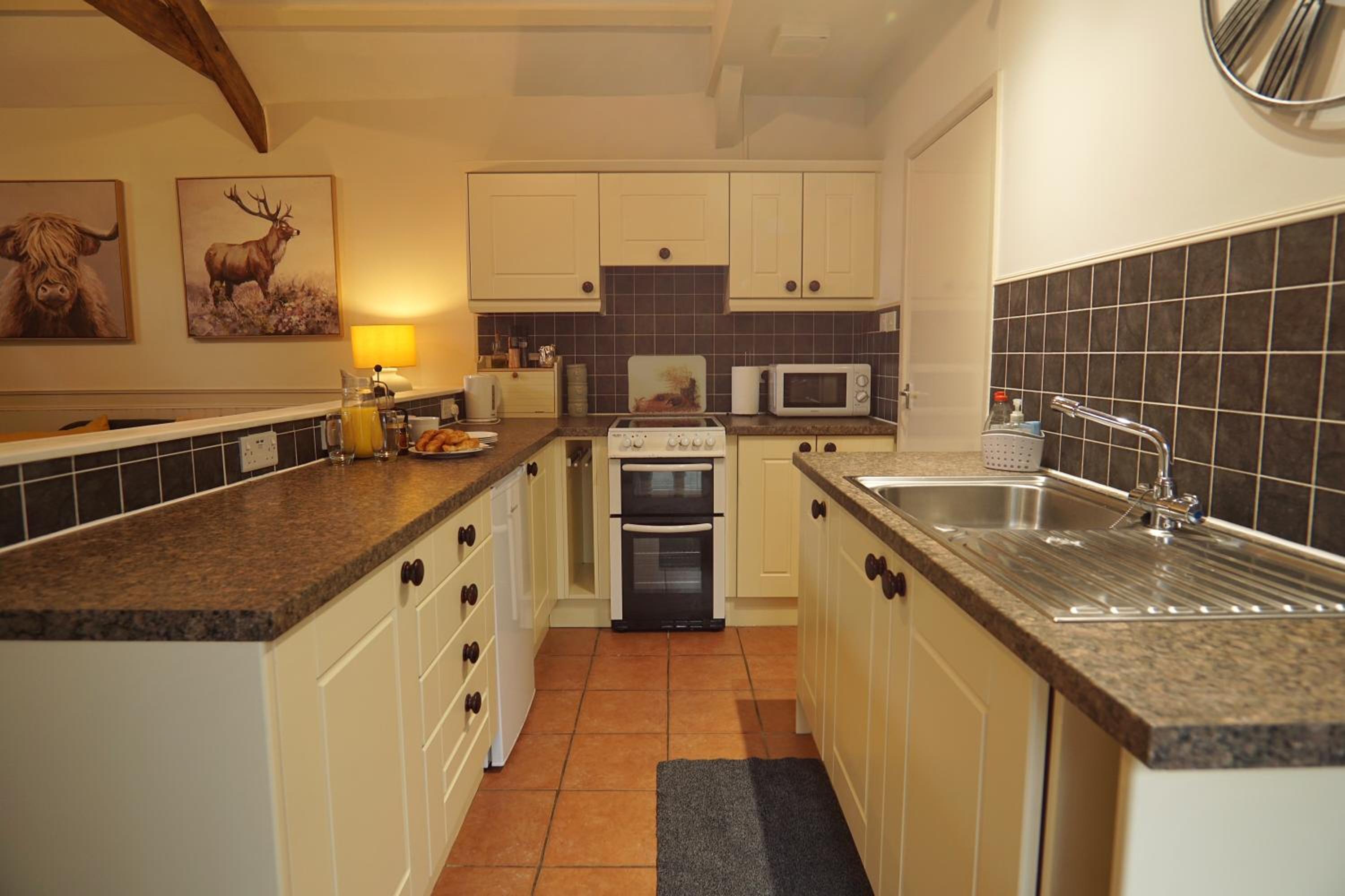 Oak Cottage Sleeps 5 with Hot Tub