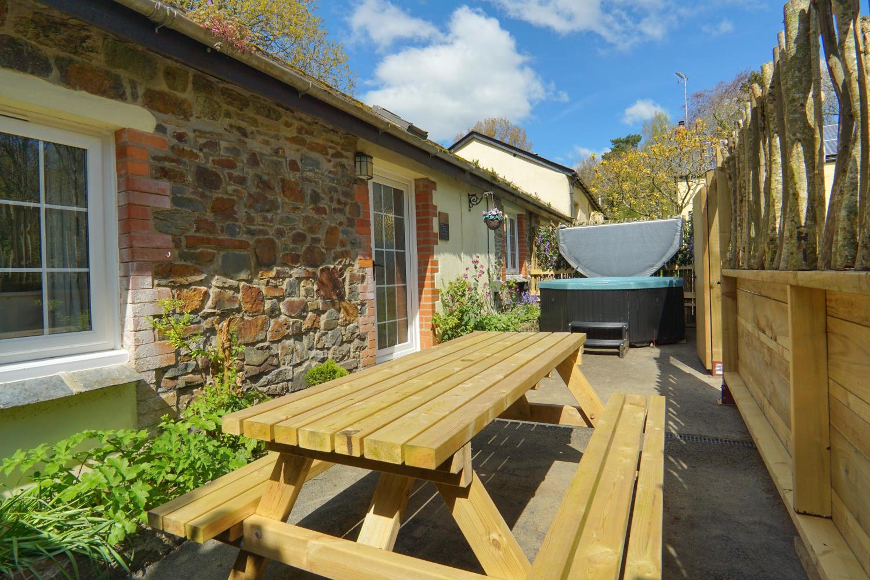 Oak Cottage Sleeps 5 with Hot Tub