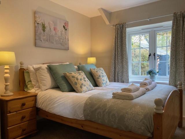 Oak Cottage Sleeps 5 with Hot Tub
