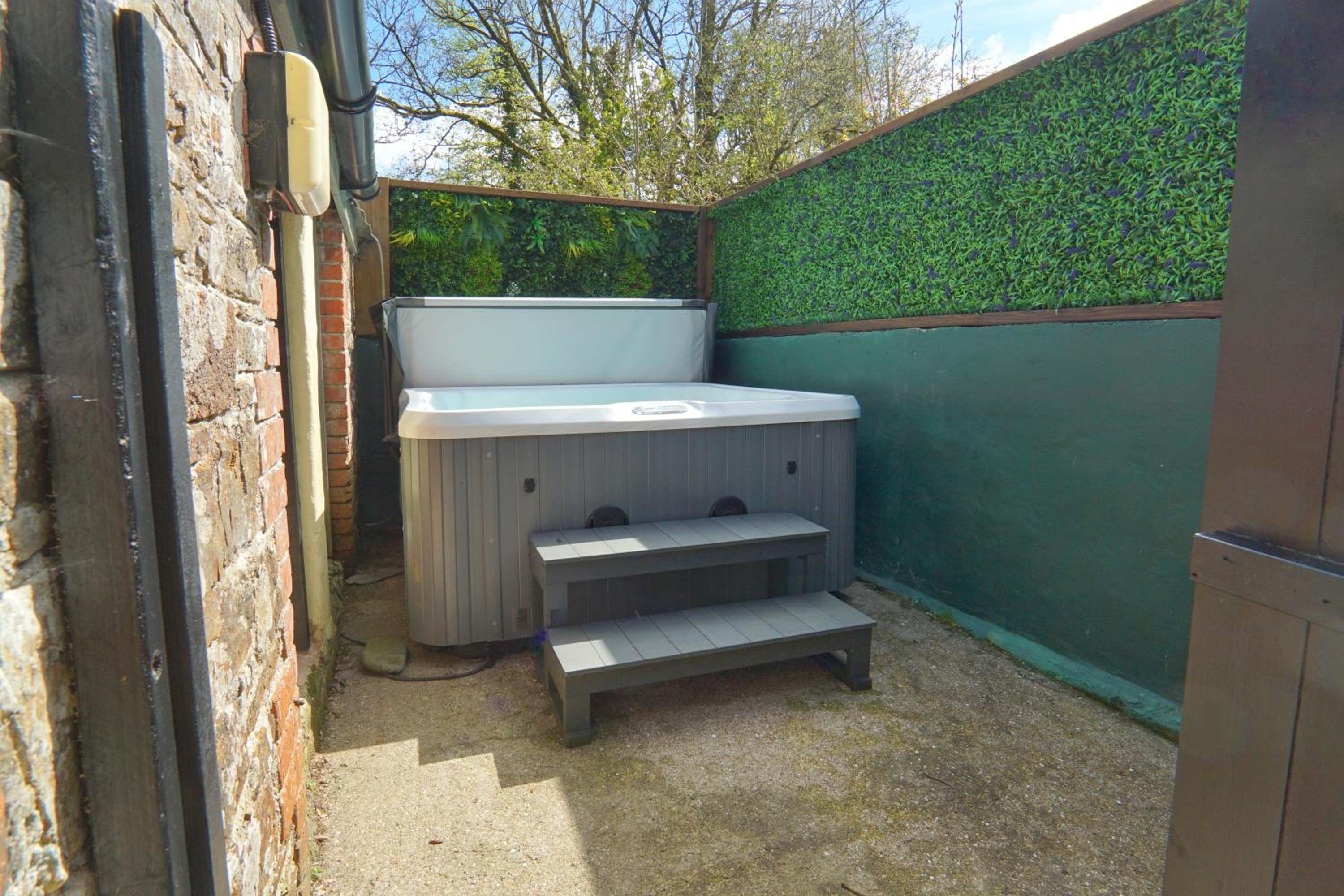 Ash Cottage Sleeps 2 with Pool & Wi-Fi view 4