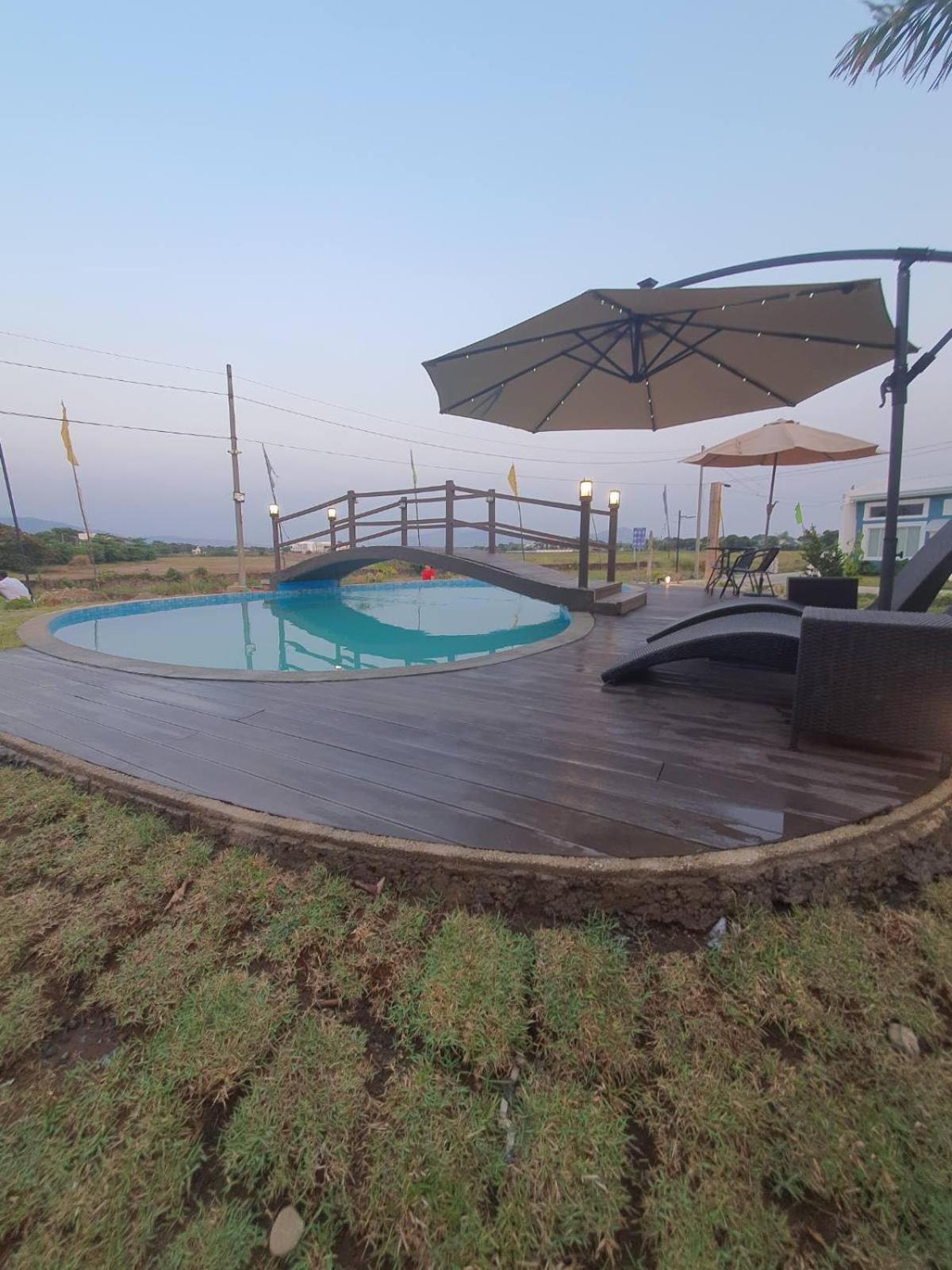 DELUXE ROOM BY THE POOL view 3