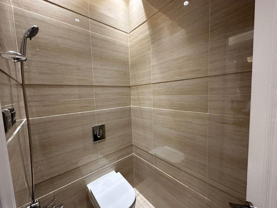 Almajdeah luxury Room walk to Blvd