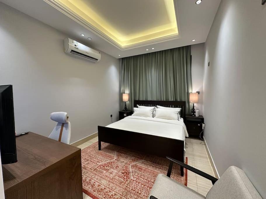 Almajdeah luxury Room walk to Blvd