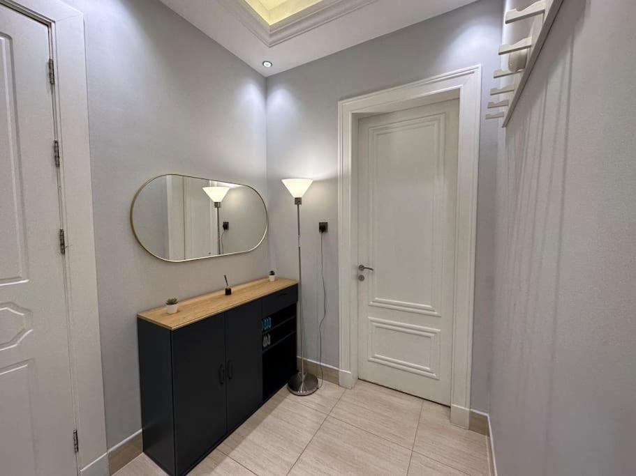 Almajdeah luxury Room walk to Blvd