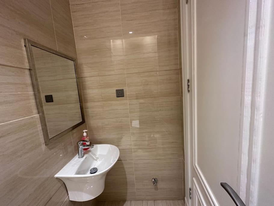 Almajdeah luxury Room walk to Blvd