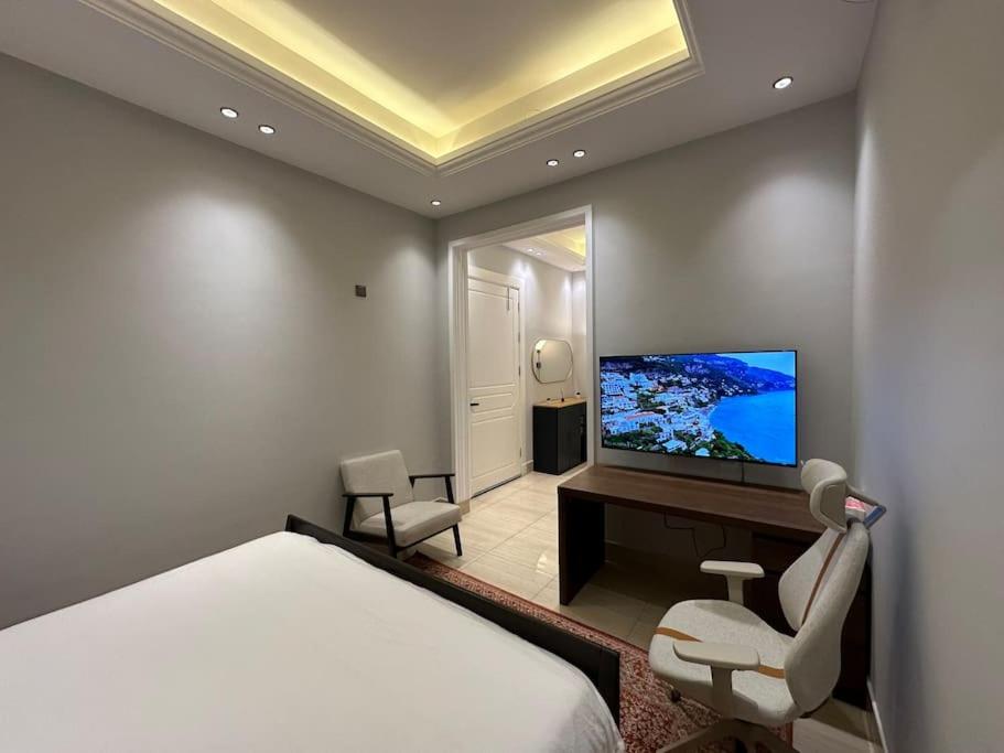Almajdeah luxury Room walk to Blvd