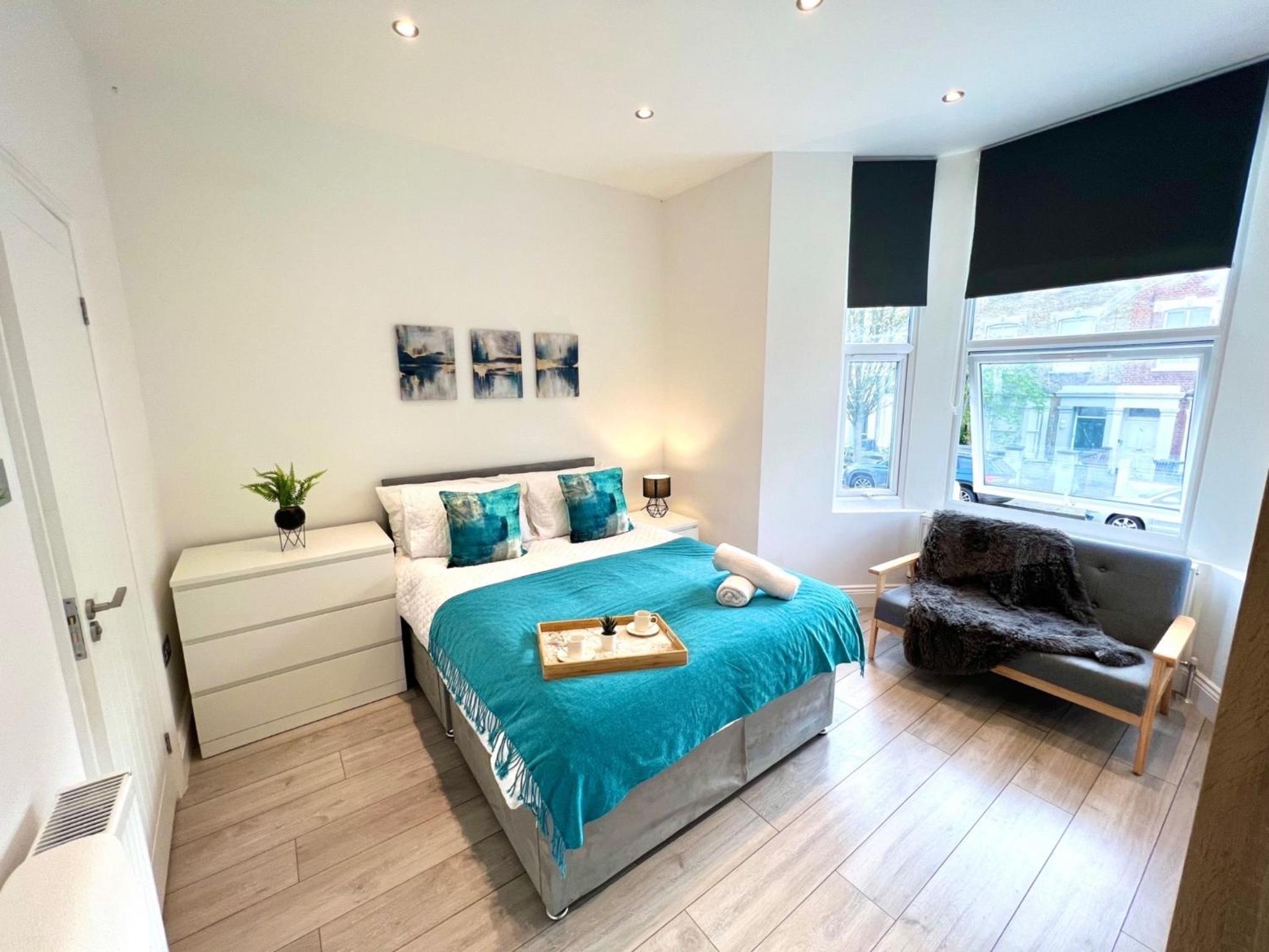 Two Bedroom Apartment By Dashh Properties Short Lets & Serviced Accommodation In Shepherds Bush With Free Wifi