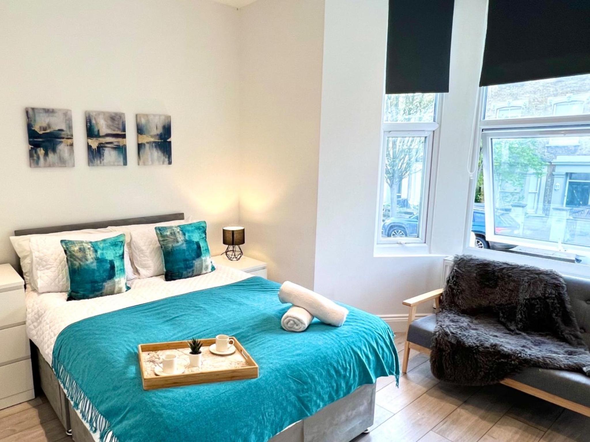 Two Bedroom Apartment By Dashh Properties Short Lets & Serviced Accommodation In Shepherds Bush With Free Wifi