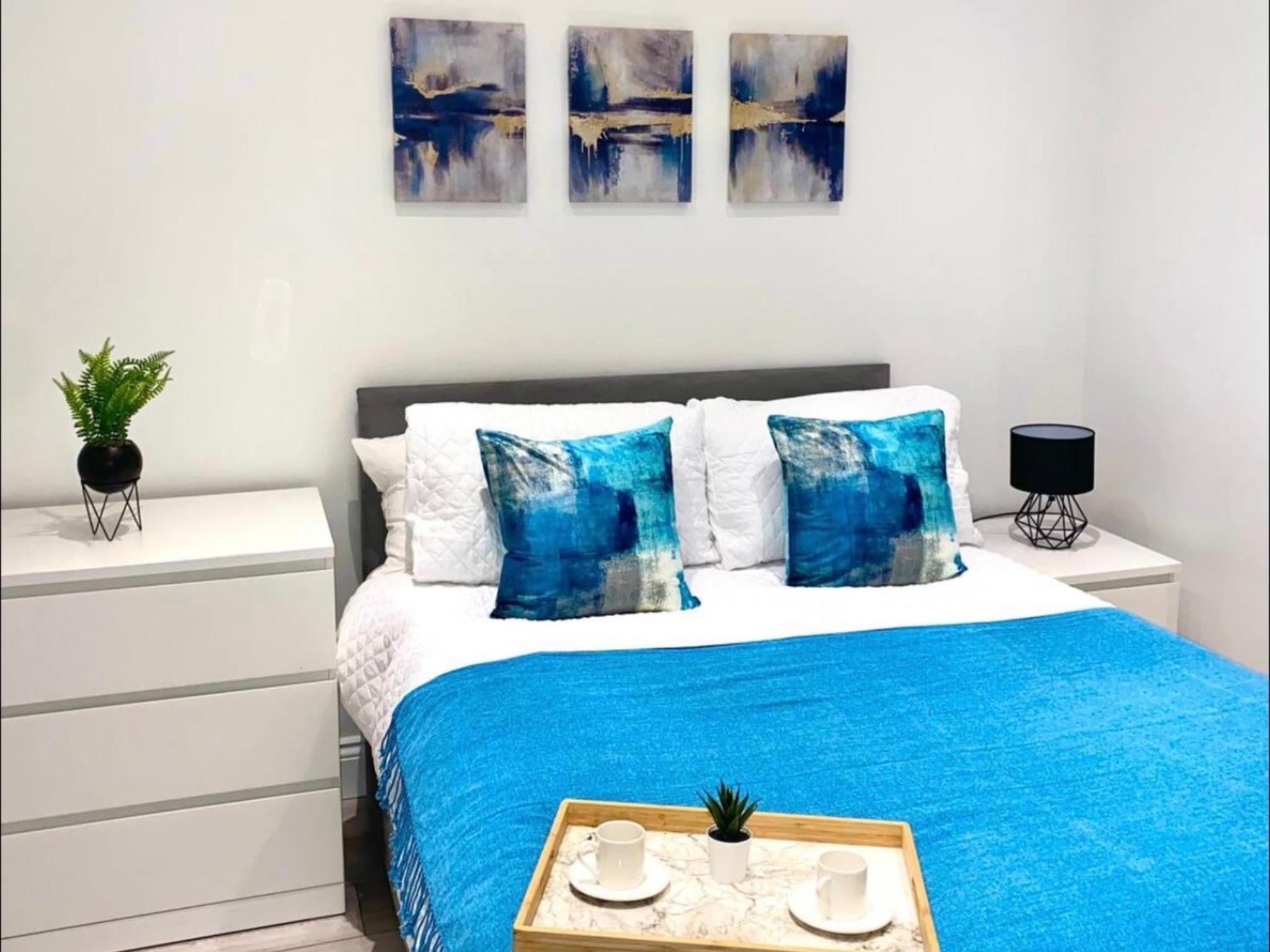 Two Bedroom Apartment By Dashh Properties Short Lets & Serviced Accommodation In Shepherds Bush With Free Wifi