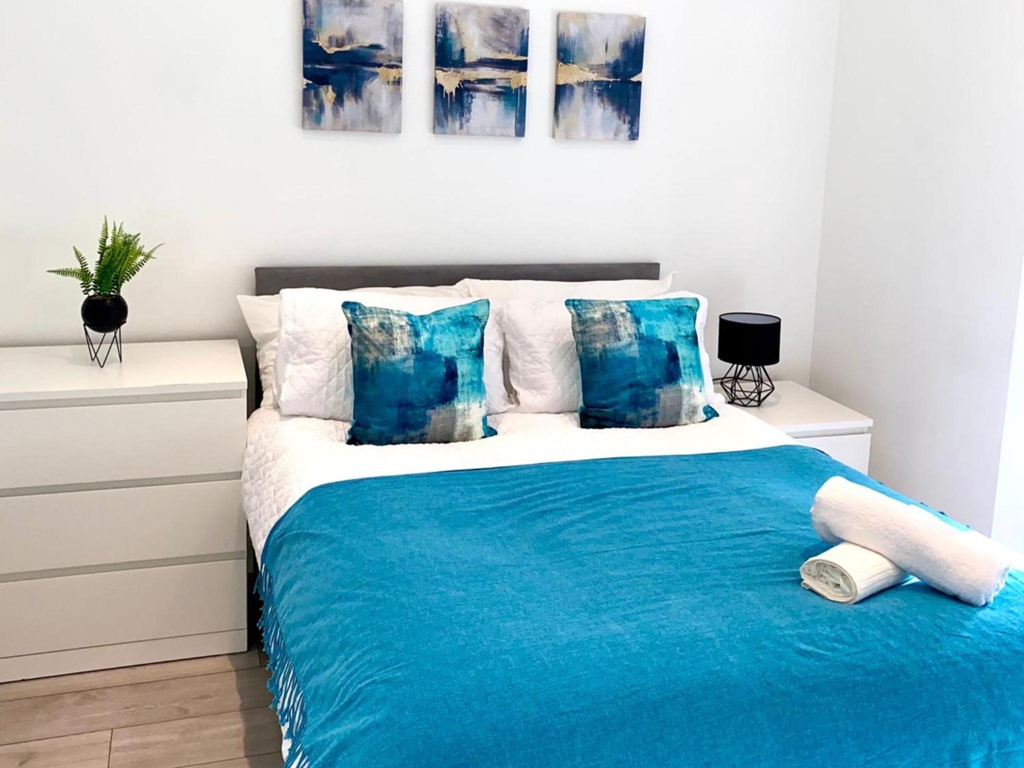 Two Bedroom Apartment By Dashh Properties Short Lets & Serviced Accommodation In Shepherds Bush With Free Wifi