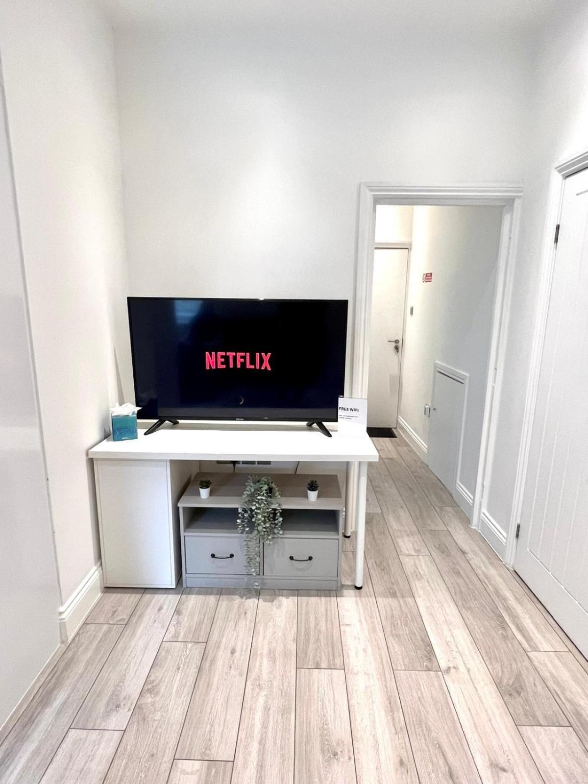 Two Bedroom Apartment By Dashh Properties Short Lets & Serviced Accommodation In Shepherds Bush With Free Wifi
