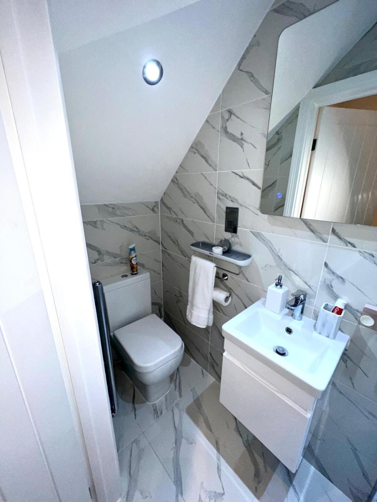 Two Bedroom Apartment By Dashh Properties Short Lets & Serviced Accommodation In Shepherds Bush With Free Wifi