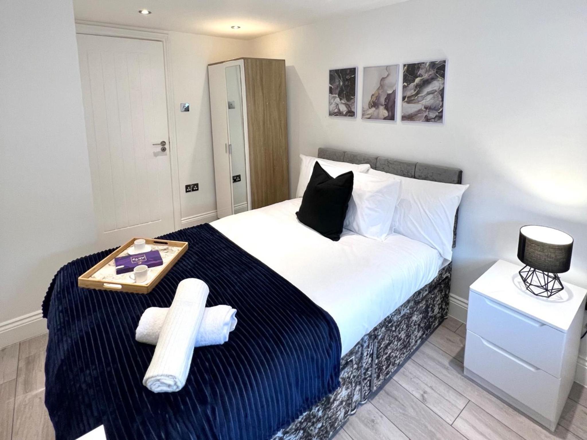 Two Bedroom Apartment By Dashh Properties Short Lets & Serviced Accommodation In Shepherds Bush With Free Wifi