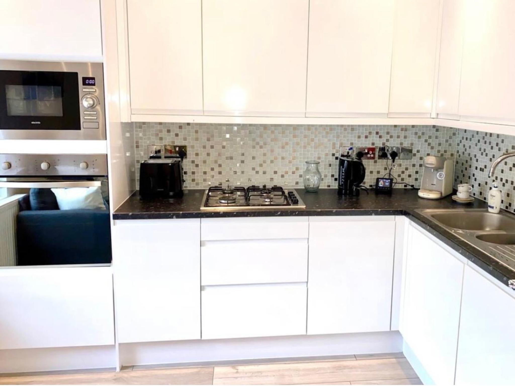 Two Bedroom Apartment By Dashh Properties Short Lets & Serviced Accommodation In Shepherds Bush With Free Wifi