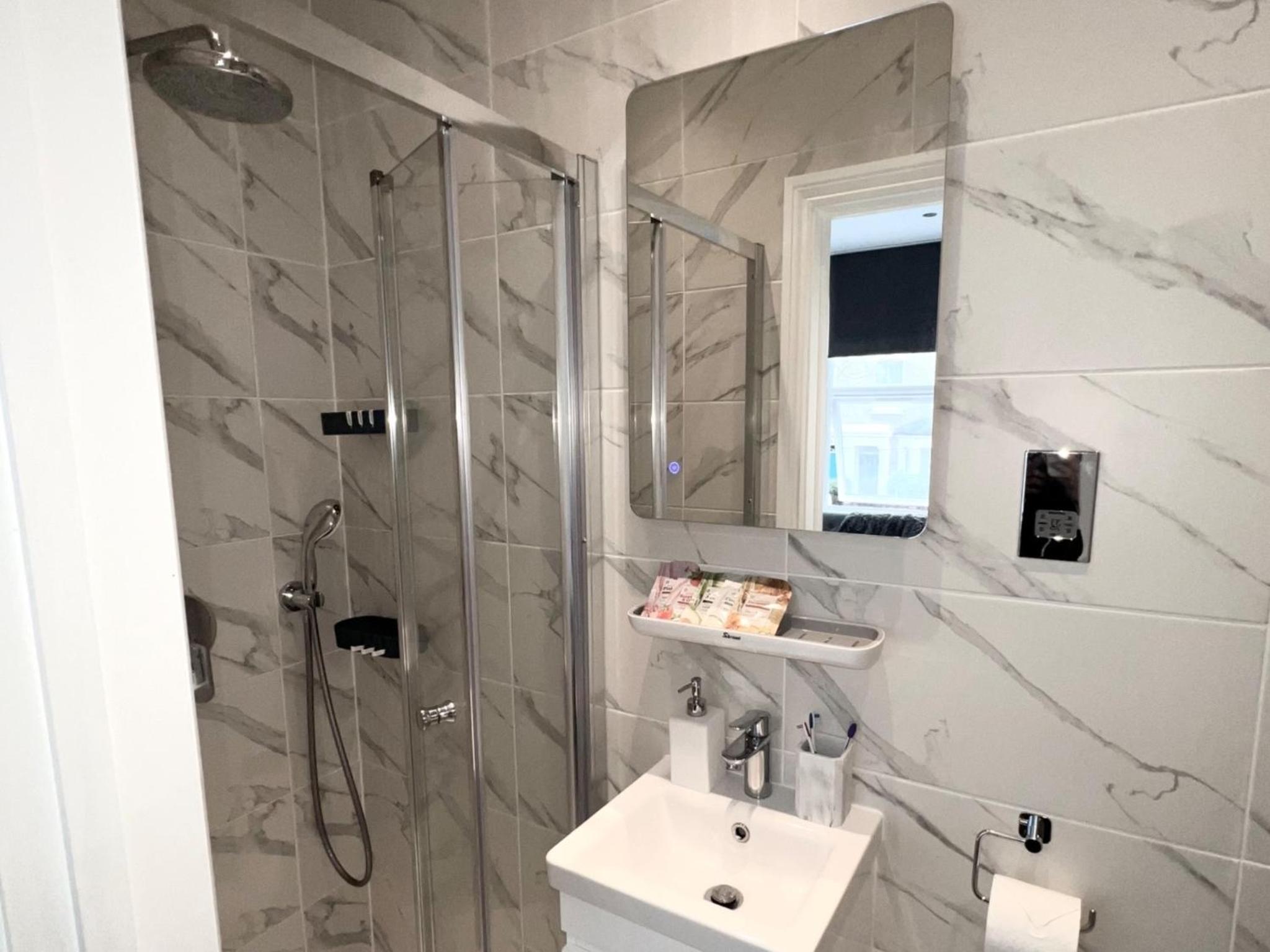 Two Bedroom Apartment By Dashh Properties Short Lets & Serviced Accommodation In Shepherds Bush With Free Wifi