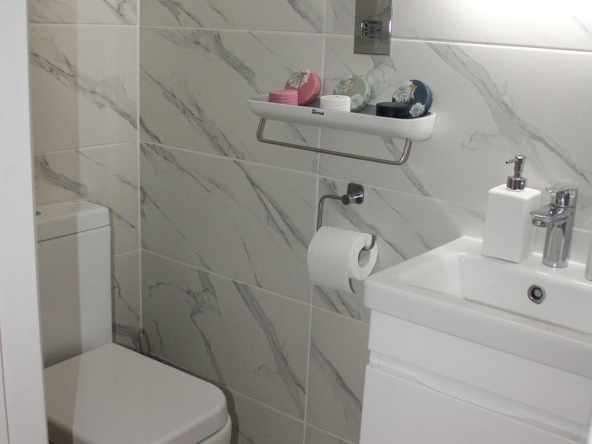 Two Bedroom Apartment By Dashh Properties Short Lets & Serviced Accommodation In Shepherds Bush With Free Wifi