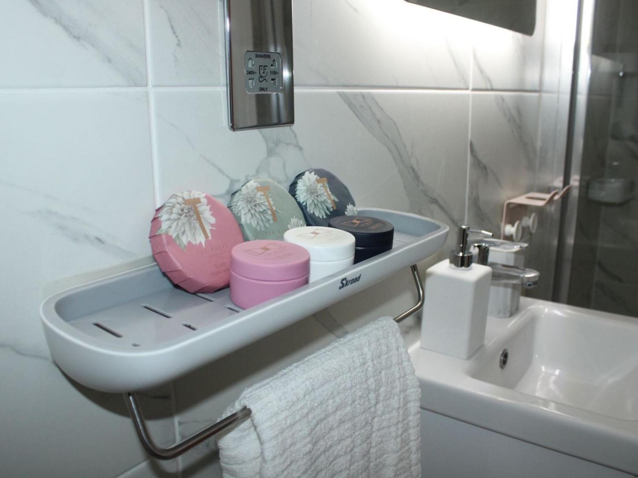 Two Bedroom Apartment By Dashh Properties Short Lets & Serviced Accommodation In Shepherds Bush With Free Wifi